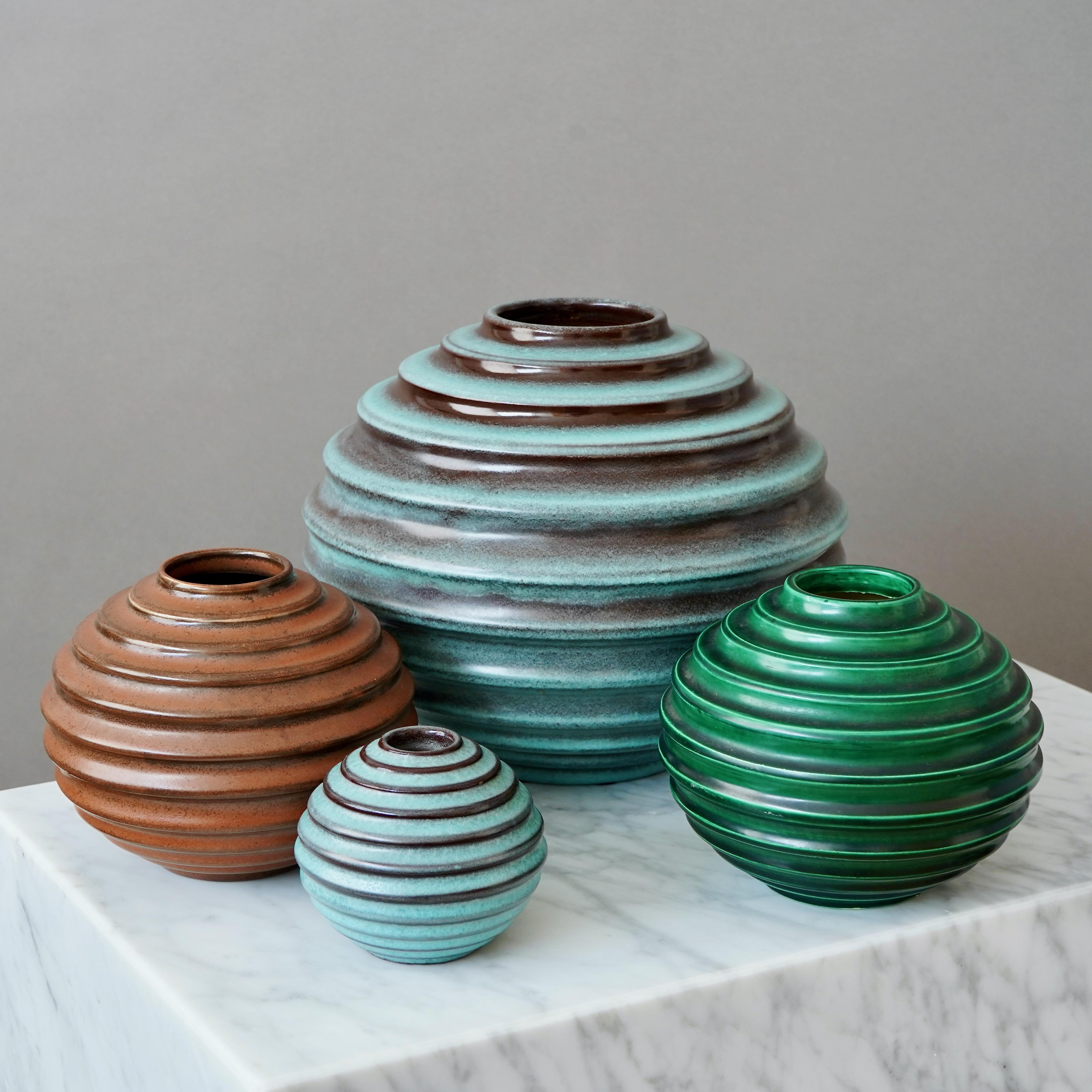 Vase globe Art Déco vert par Ewald Dahlskog, Bo Fajans, Suède, années 1930 en vente 4