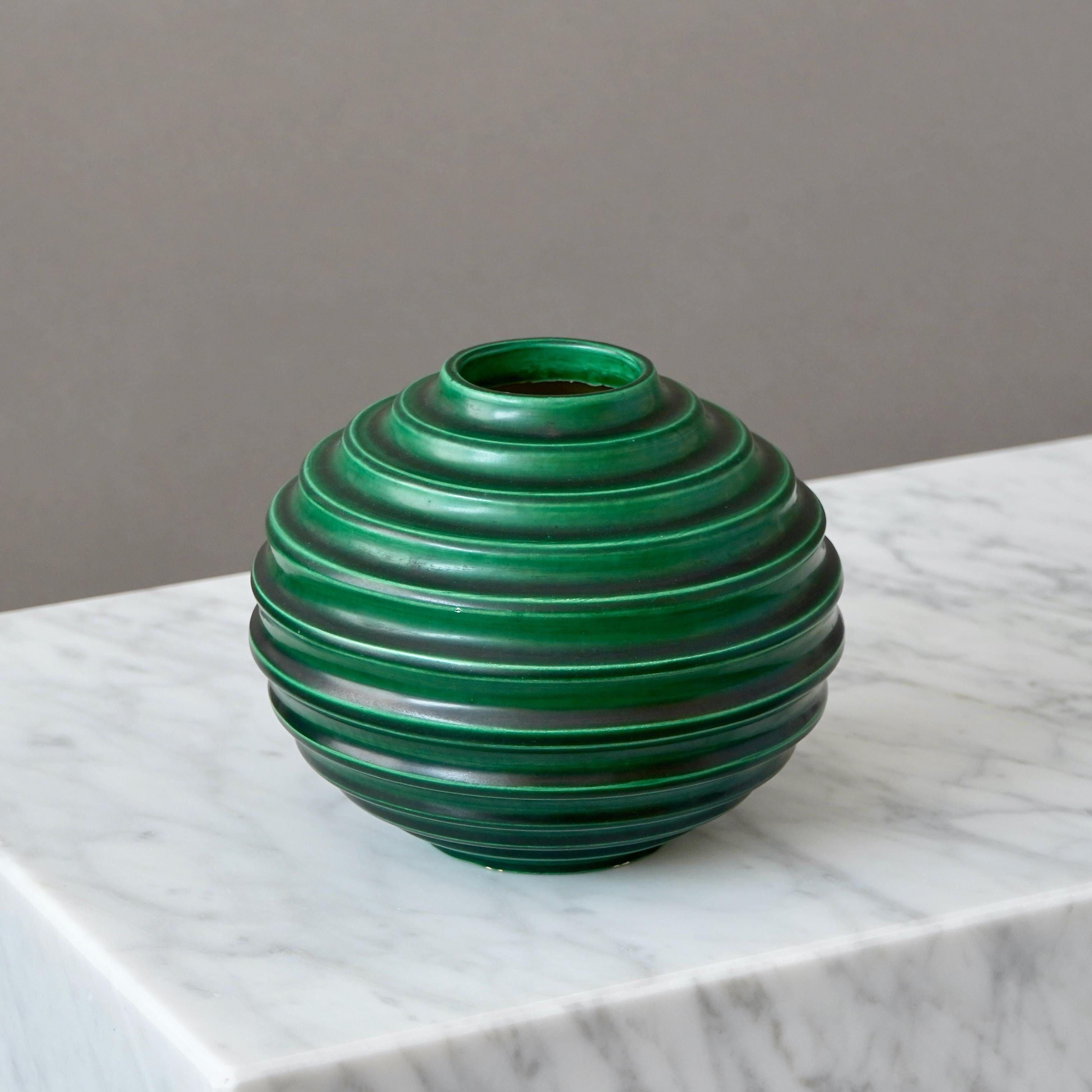 Scandinave moderne Vase globe Art Déco vert par Ewald Dahlskog, Bo Fajans, Suède, années 1930 en vente