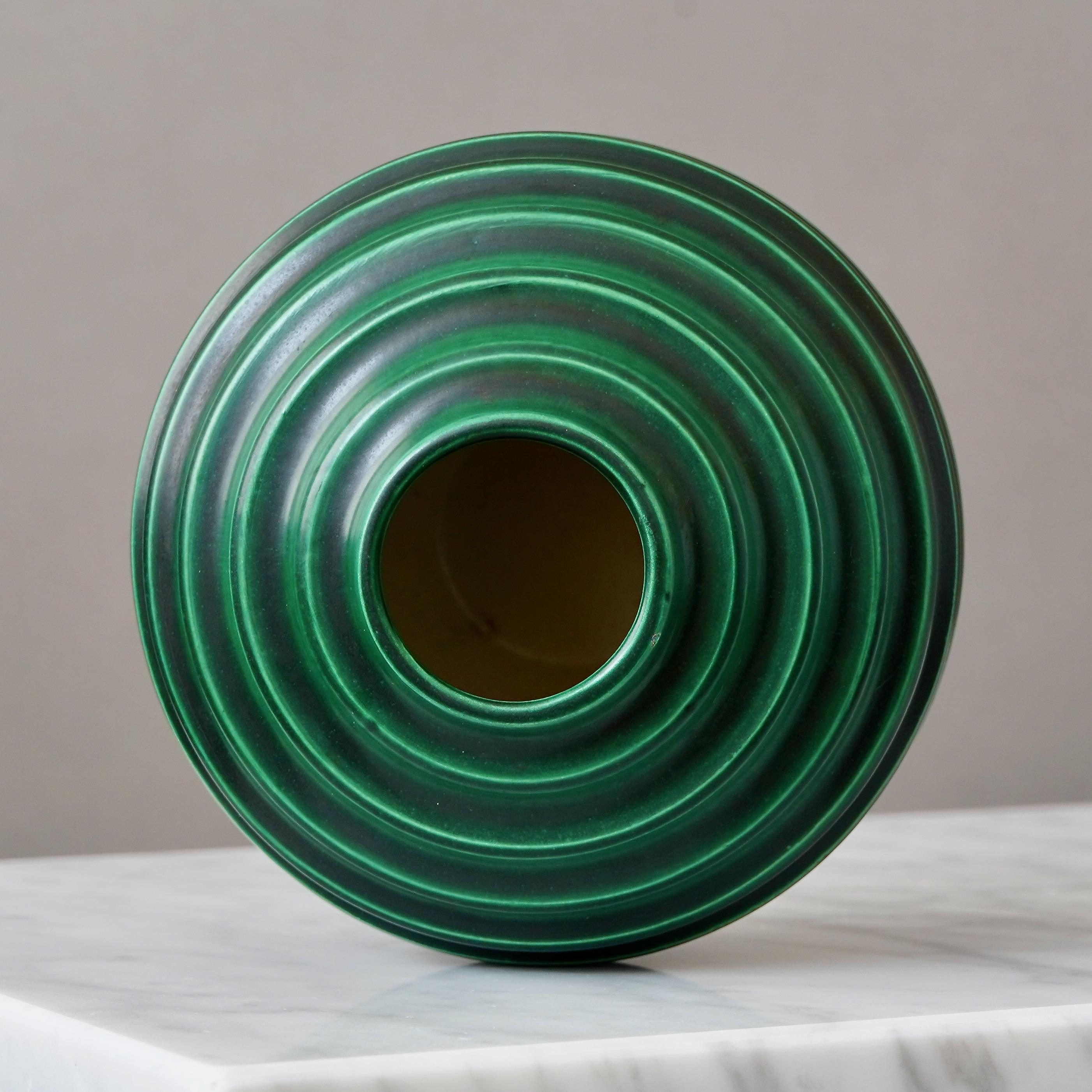 Suédois Vase globe Art Déco vert par Ewald Dahlskog, Bo Fajans, Suède, années 1930 en vente