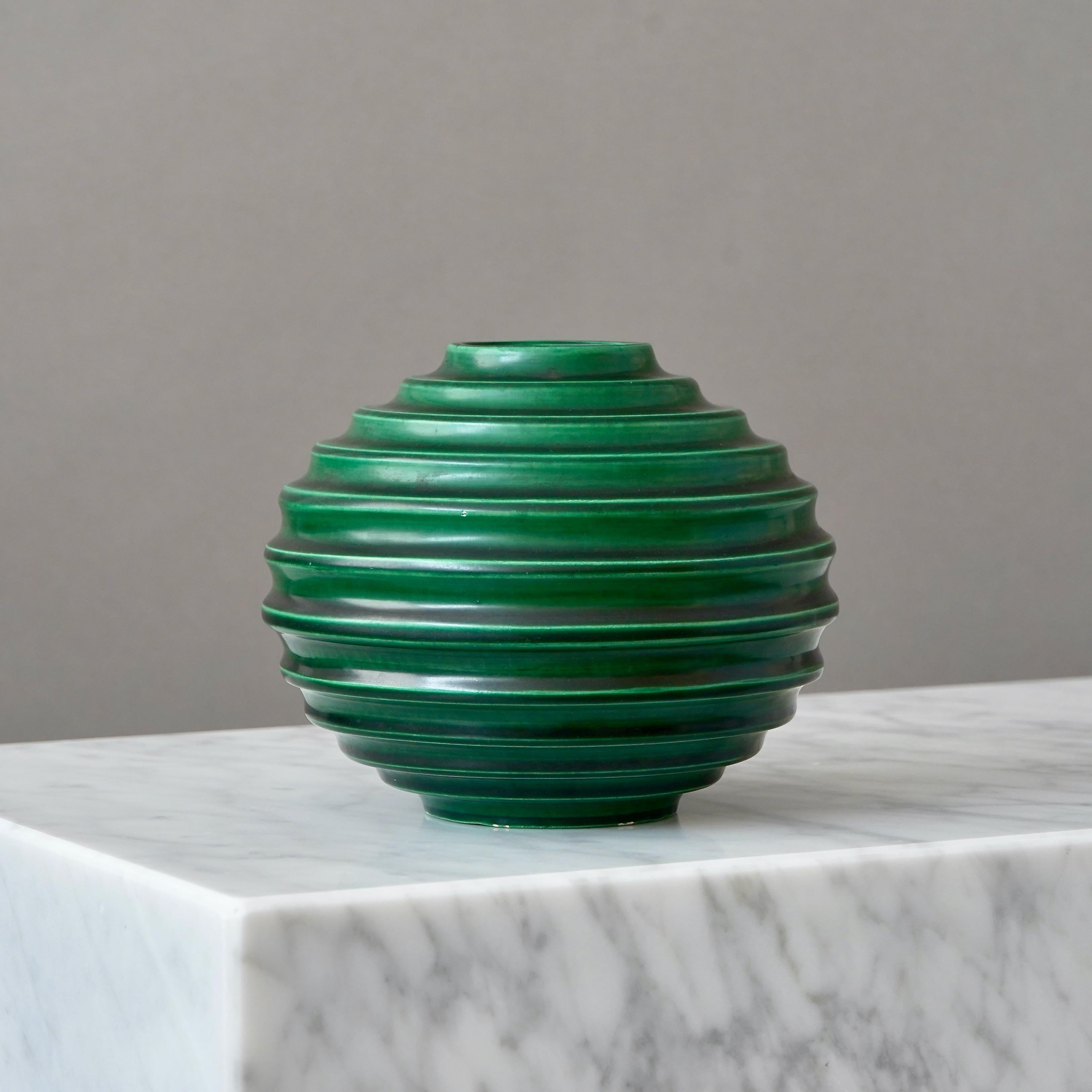 Vase globe Art Déco vert par Ewald Dahlskog, Bo Fajans, Suède, années 1930 État moyen - En vente à Malmö, SE