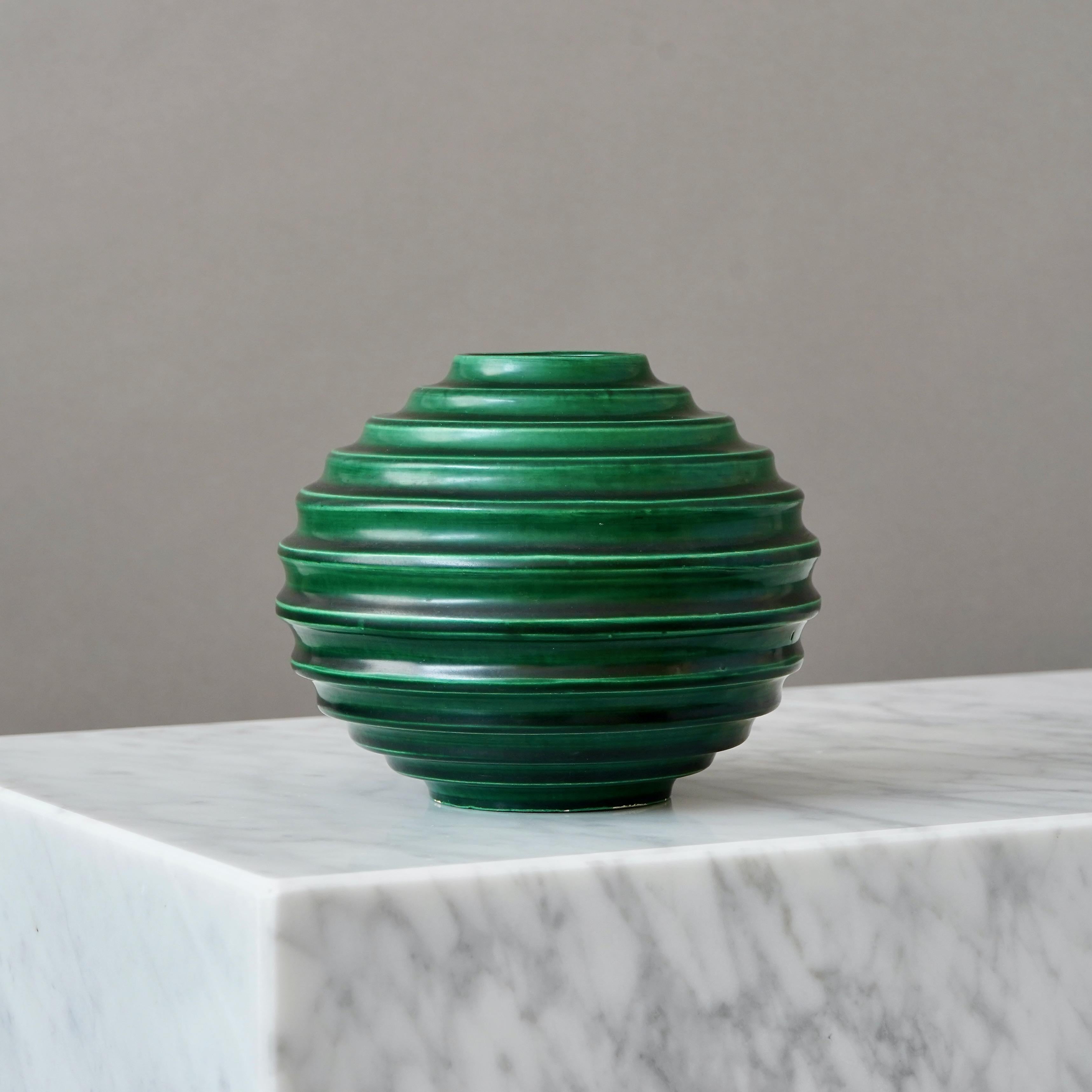20ième siècle Vase globe Art Déco vert par Ewald Dahlskog, Bo Fajans, Suède, années 1930 en vente