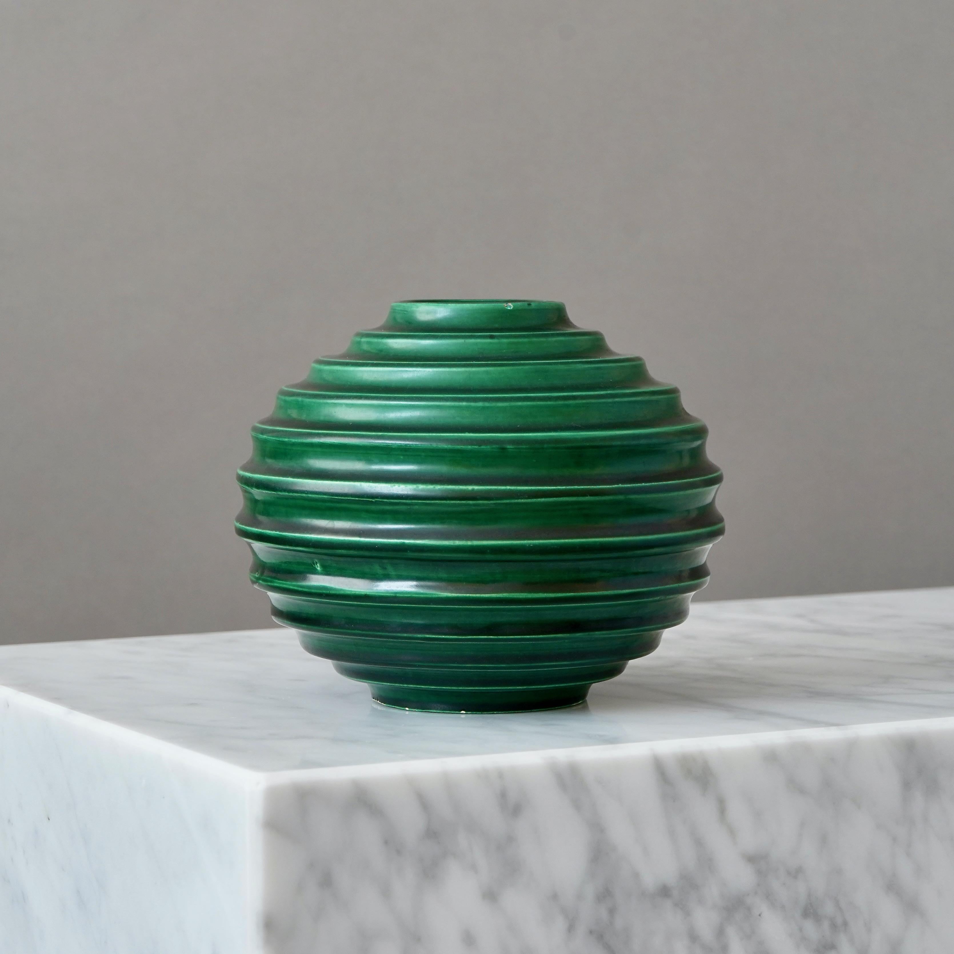 Céramique Vase globe Art Déco vert par Ewald Dahlskog, Bo Fajans, Suède, années 1930 en vente