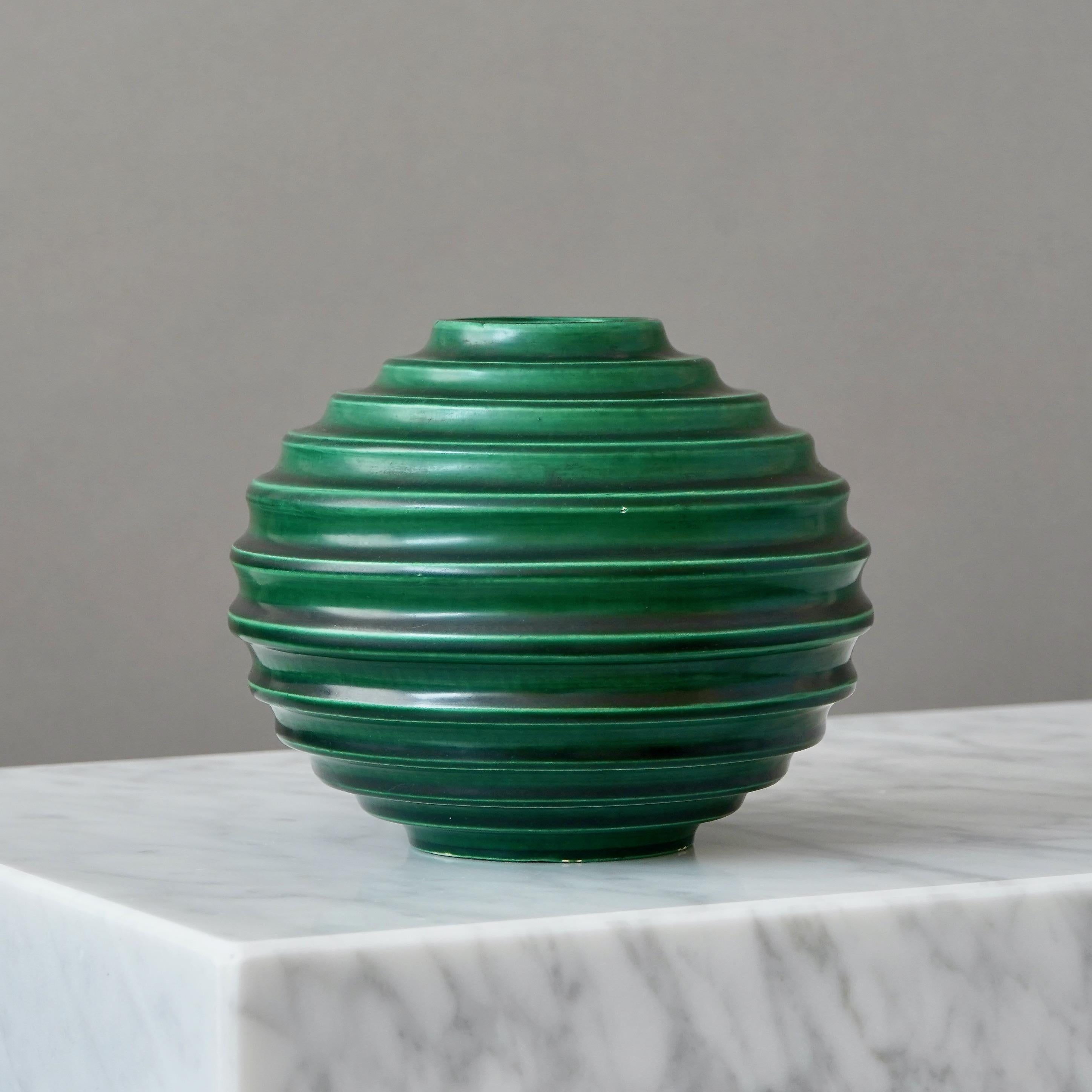 Vase globe Art Déco vert par Ewald Dahlskog, Bo Fajans, Suède, années 1930 en vente 1