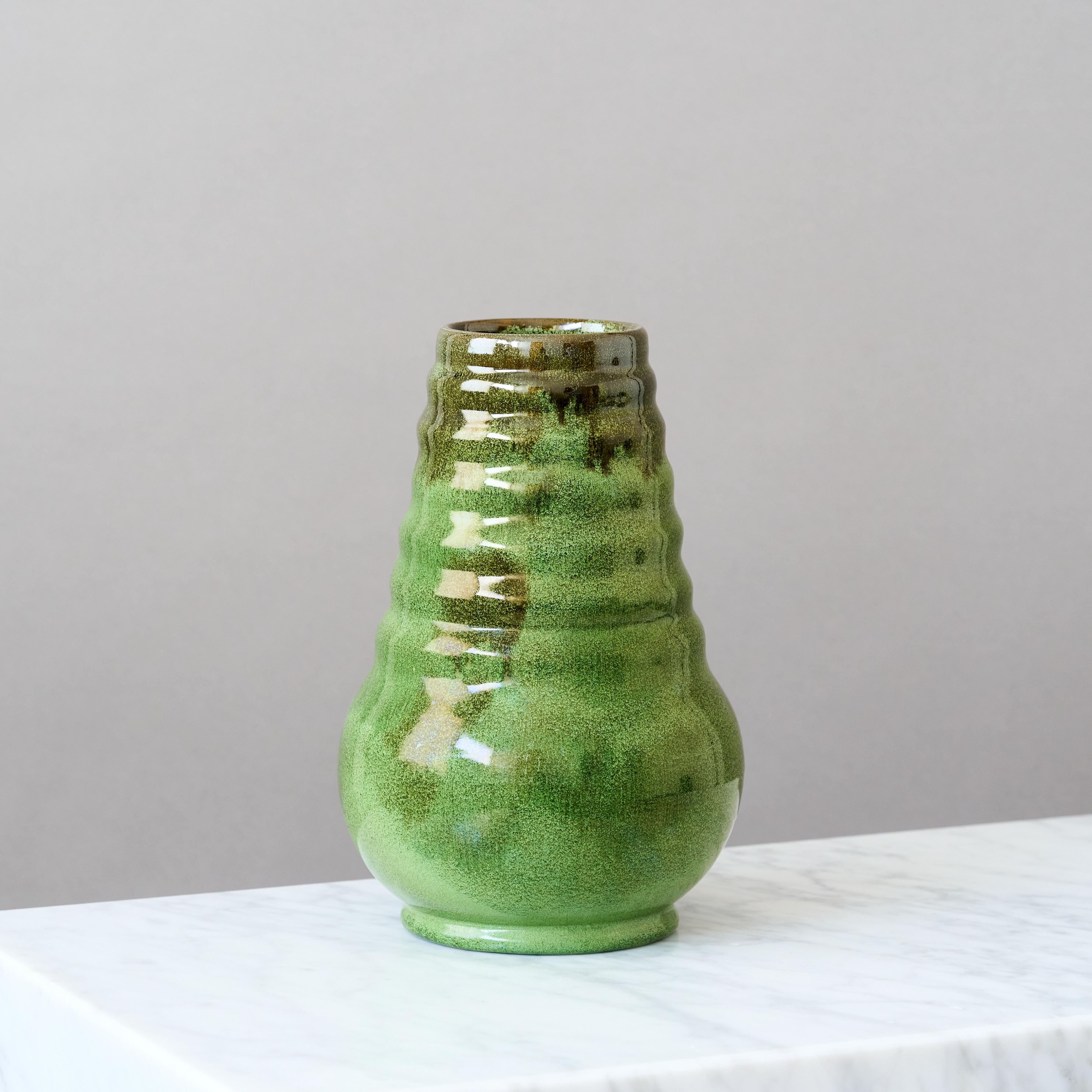 Jarrón de cerámica Art Decó verde de Erik Mornils para Nittsjo, Suecia, años 30. Sueco en venta