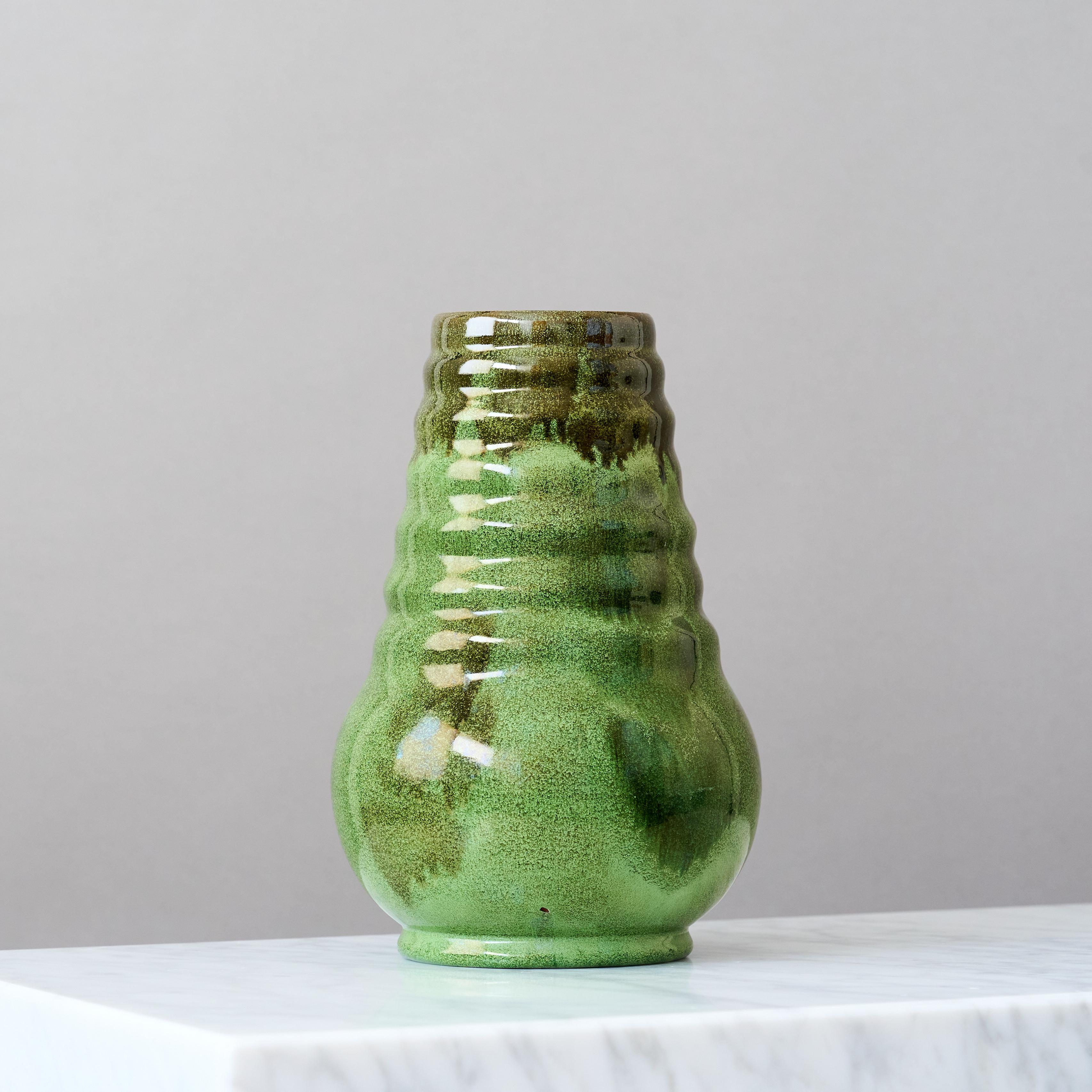 Jarrón de cerámica Art Decó verde de Erik Mornils para Nittsjo, Suecia, años 30. en Bueno estado para la venta en Malmö, SE