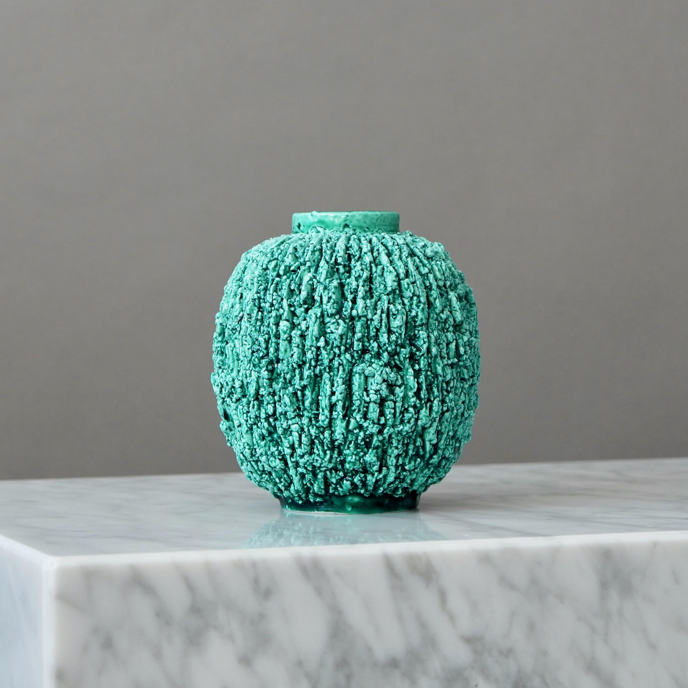 Un bellissimo vaso verde in gres chamotte. Art Deco / Swedish Grace.
Progettata da Gunnar Nylund nel 1936 per Rorstrand, Svezia.

Condizioni discrete. Il bordo inferiore è stato lucidato (nella foto), sia durante la produzione che successivamente.