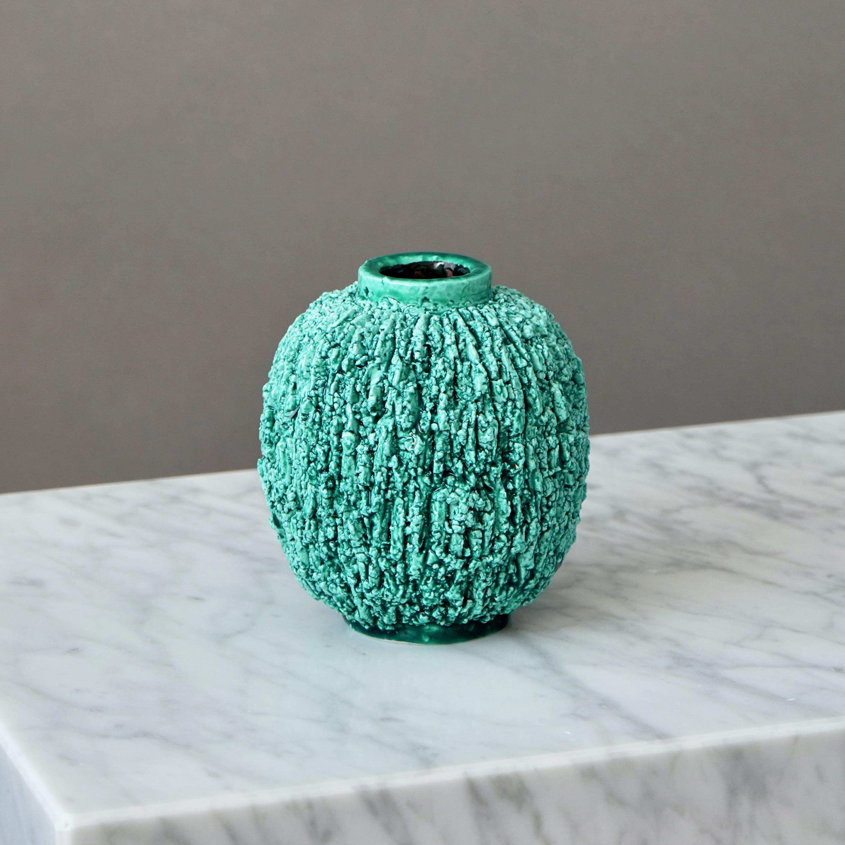 Scandinavo moderno Vaso Chamotte Art Deco verde 'Hedgehog' di Gunnar Nylund. Rorstrand Svezia anni '30 in vendita