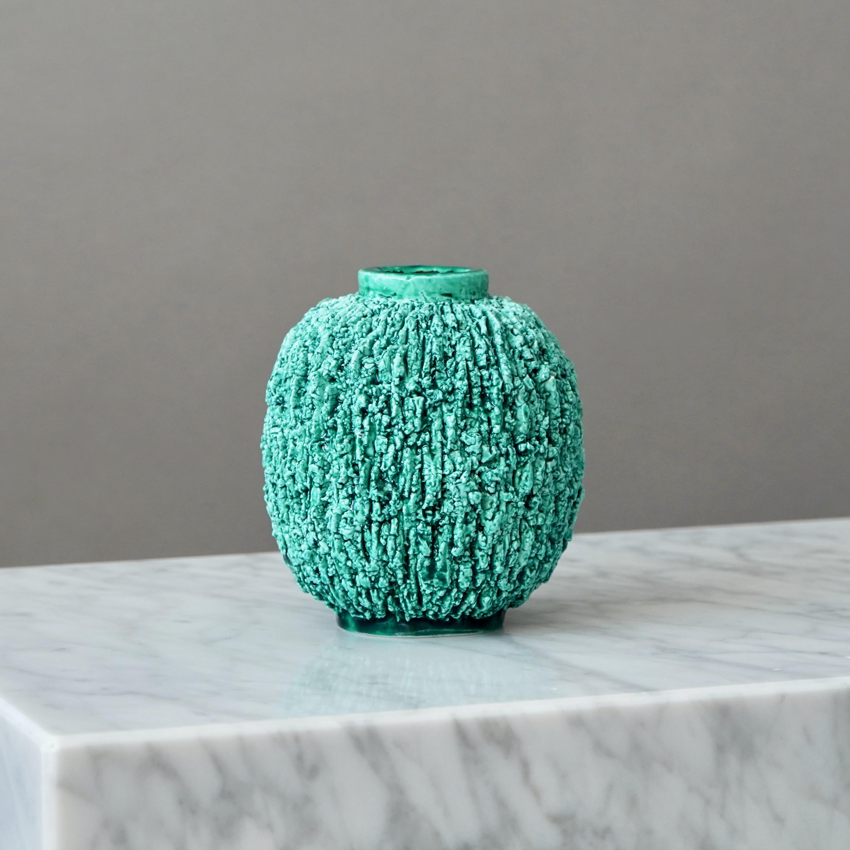 Smaltato Vaso Chamotte Art Deco verde 'Hedgehog' di Gunnar Nylund. Rorstrand Svezia anni '30 in vendita