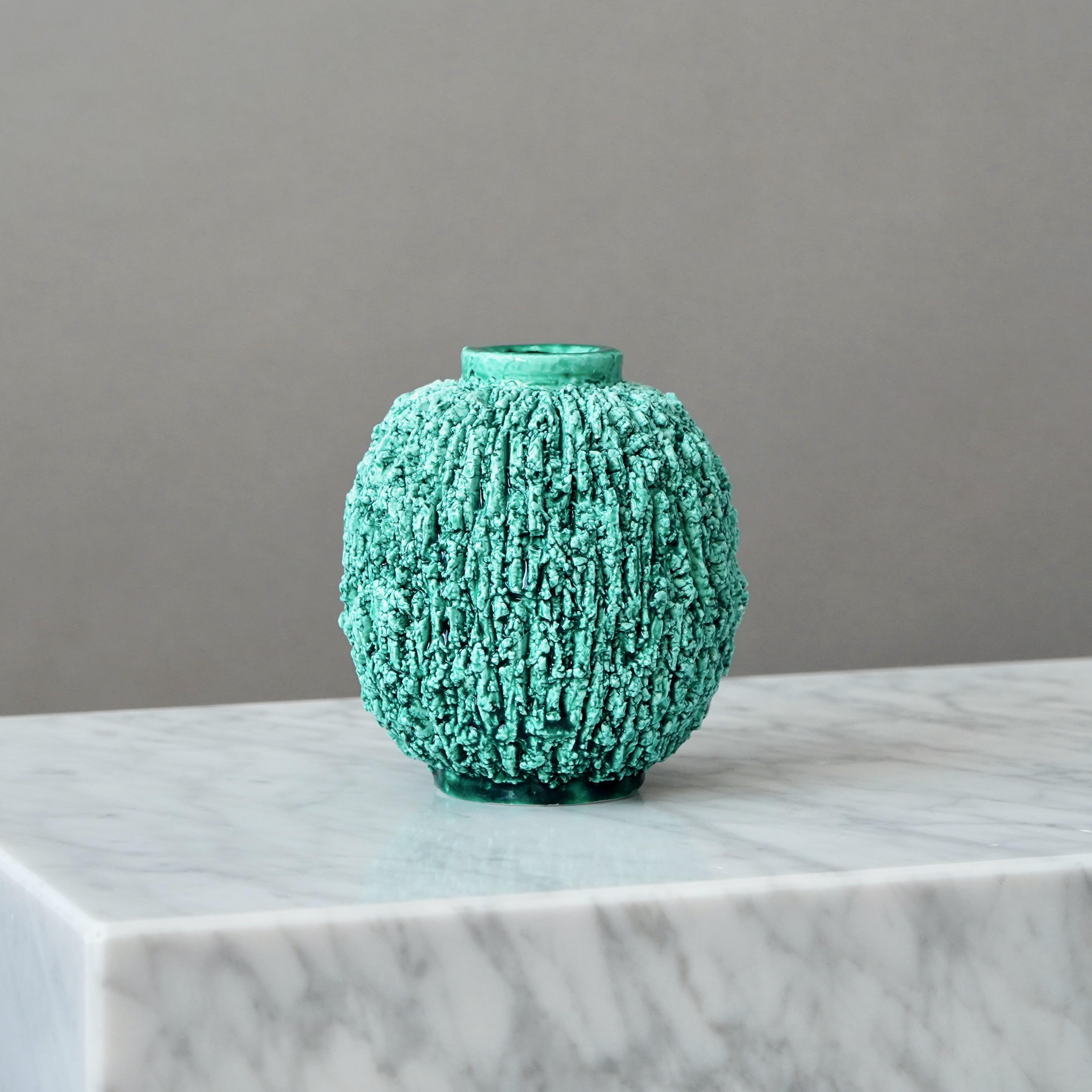 XX secolo Vaso Chamotte Art Deco verde 'Hedgehog' di Gunnar Nylund. Rorstrand Svezia anni '30 in vendita