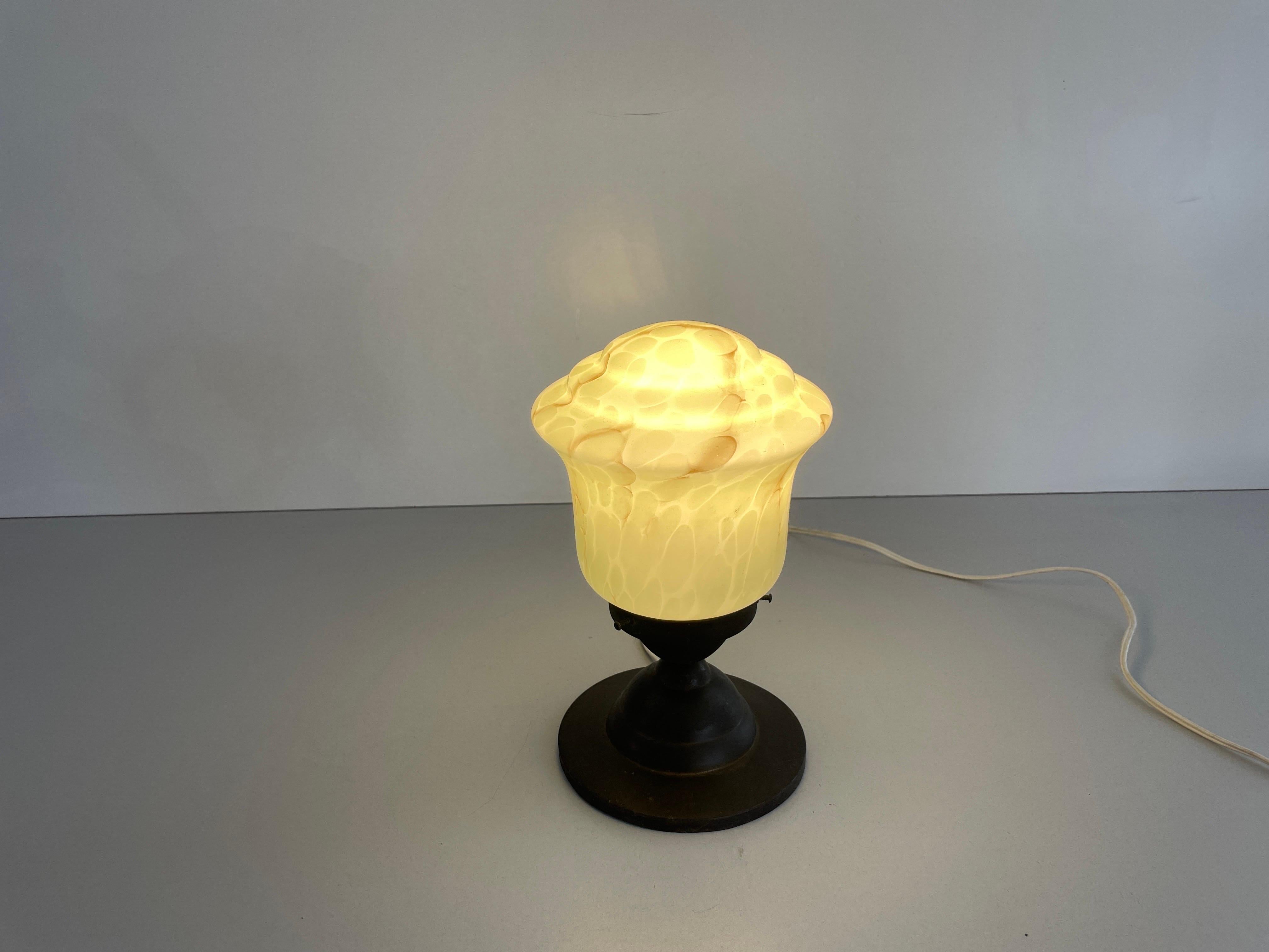 Pequeña lámpara de techo de cristal Art Decó verde, años 50, Alemania en venta 5