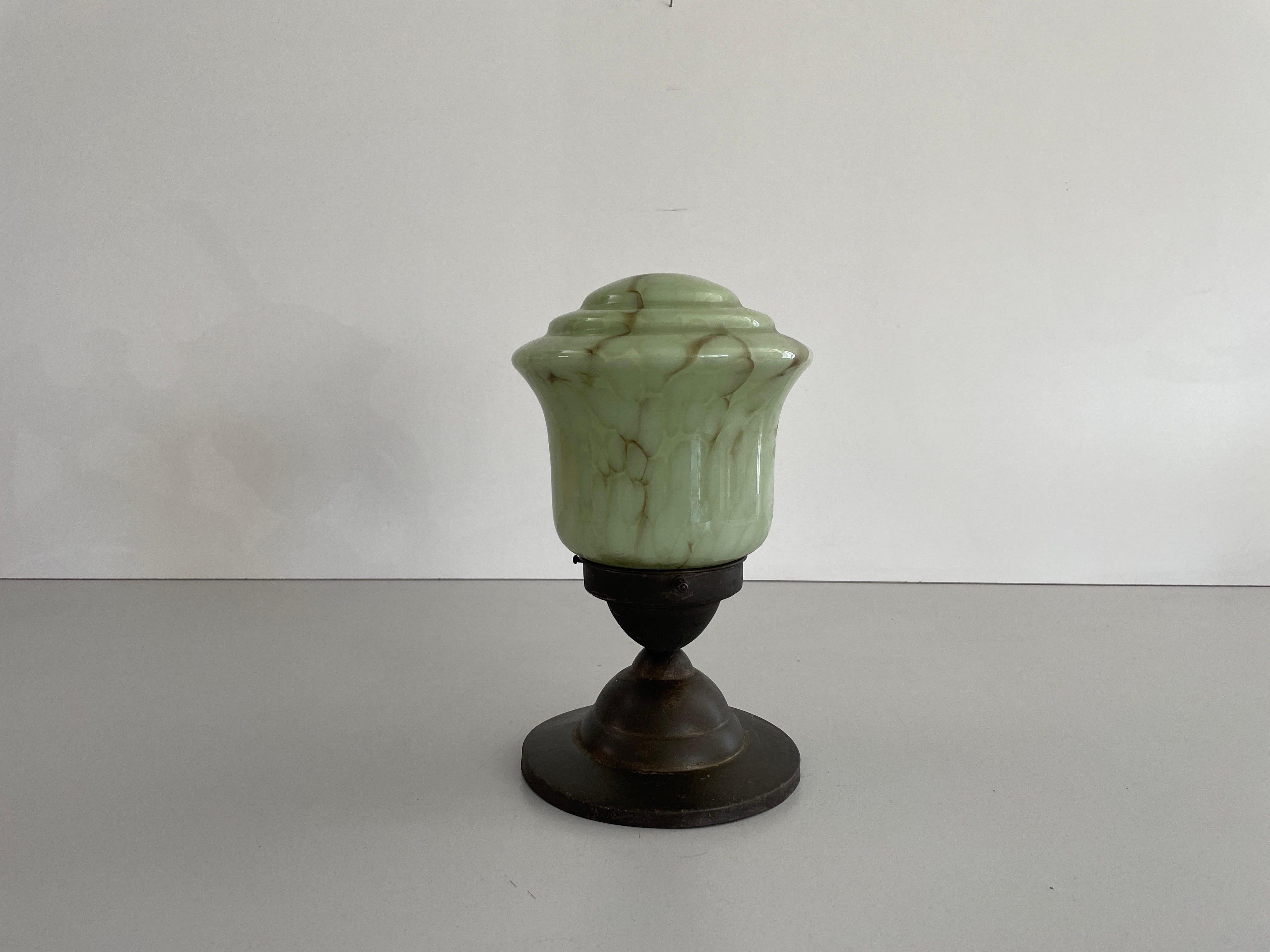 Pequeña lámpara de techo de cristal Art Decó verde, años 50, Alemania

La pantalla está en muy buen estado vintage.

Esta lámpara funciona con bombillas E27. 
Con cable y apto para su uso con 220 V y 110 V para todos los países.

Medidas: 
Altura: