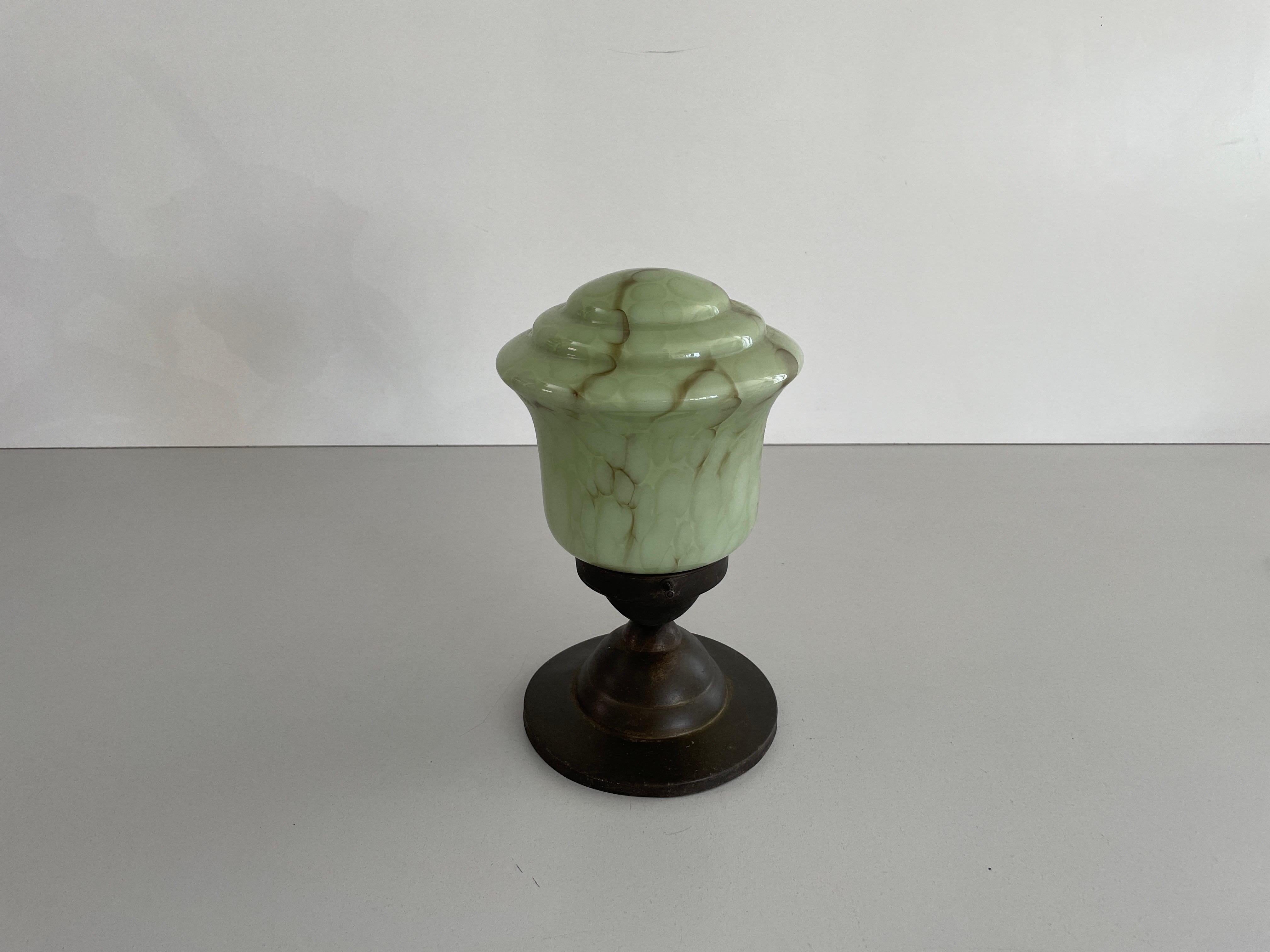 Pequeña lámpara de techo de cristal Art Decó verde, años 50, Alemania Alemán en venta