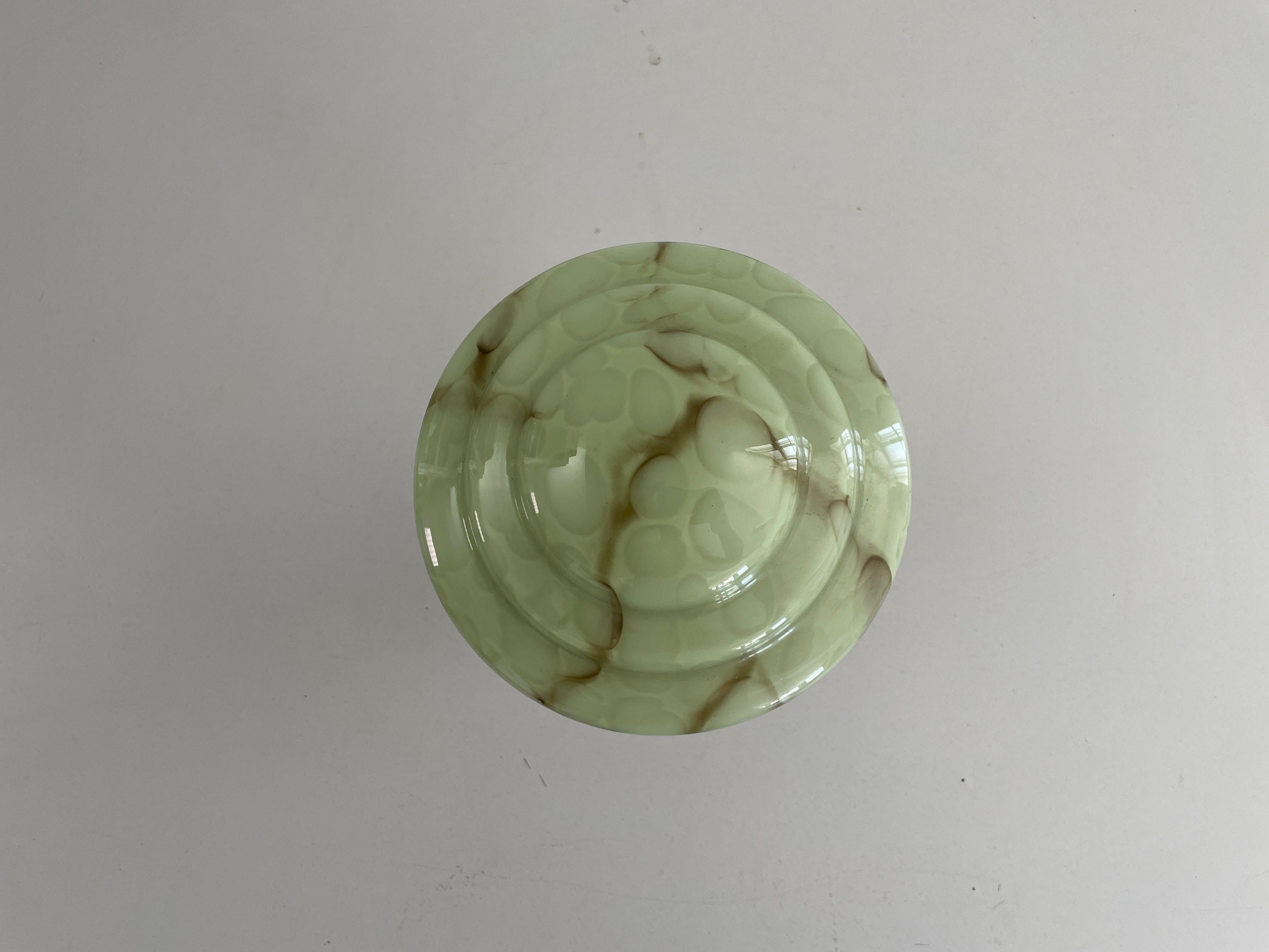 Pequeña lámpara de techo de cristal Art Decó verde, años 50, Alemania Latón en venta