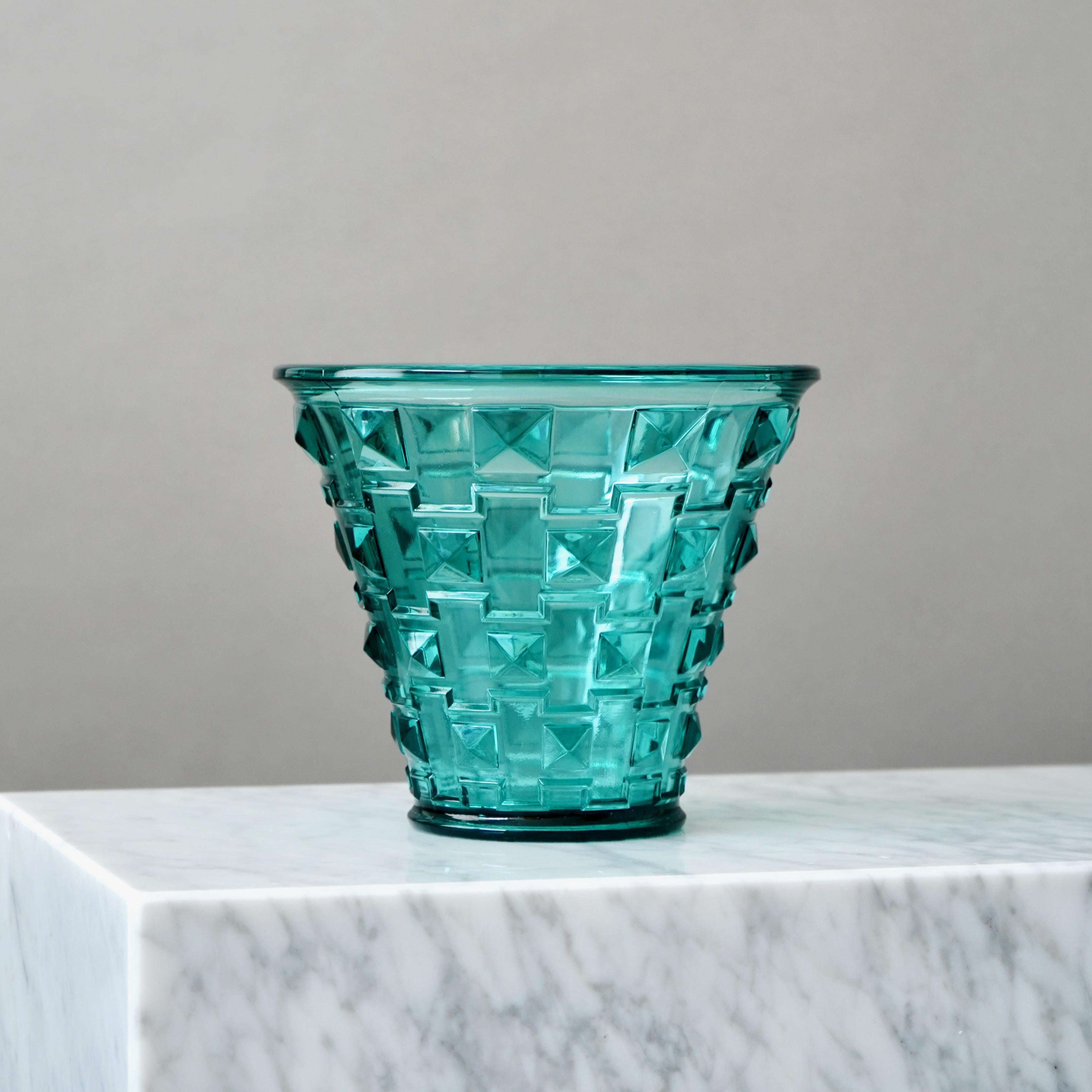 Magnifique vase en verre Art déco / Swedish Grace.
Conçu par Simon Gate et fabriqué par Orrefors, Suède, années 1930.
Le modèle a été présenté pour la première fois lors de l'exposition de Stockholm en 1930.

Excellent état. 
Impressionnée par la