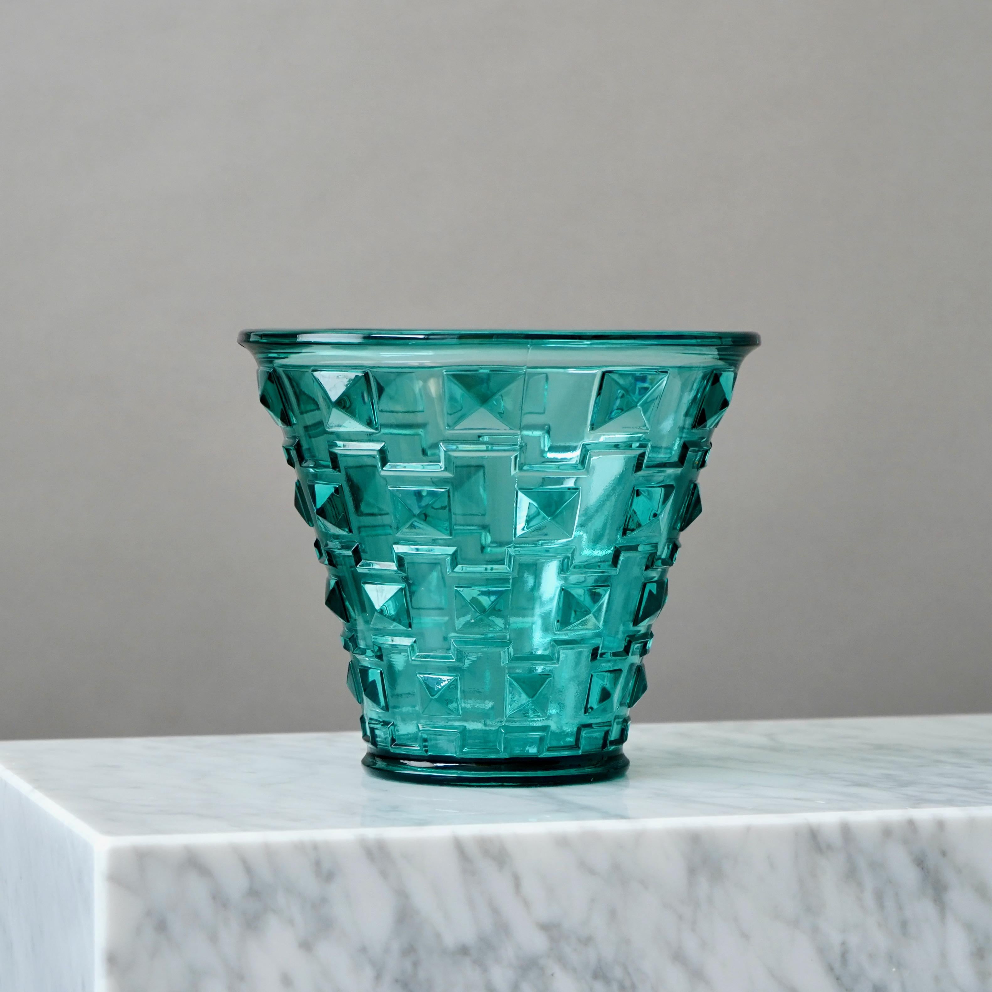 Pressé Vase en verre Art Déco vert de Simon Gate. Orrefors, Suède, 1930. La grâce suédoise. en vente
