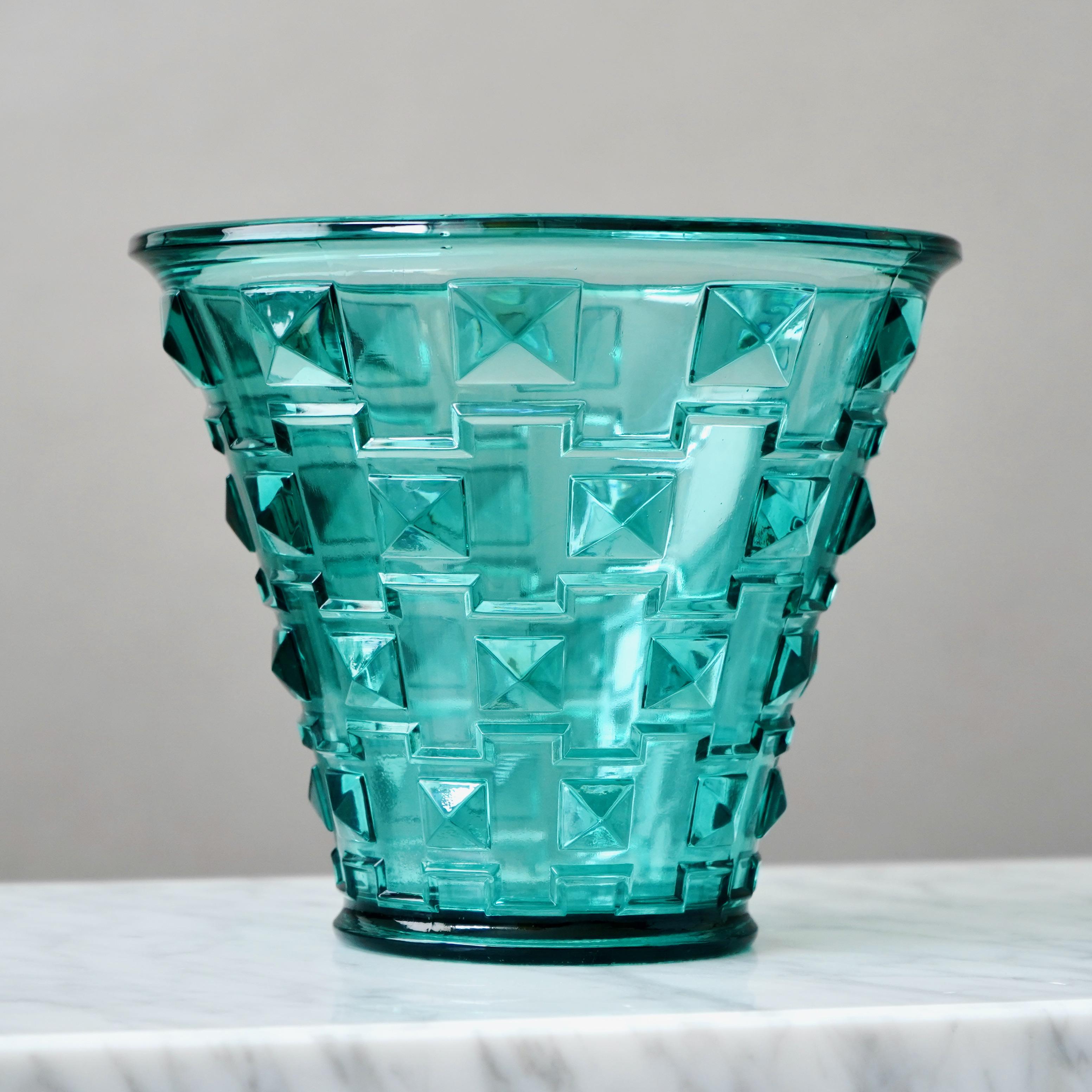 Milieu du XXe siècle Vase en verre Art Déco vert de Simon Gate. Orrefors, Suède, 1930. La grâce suédoise. en vente