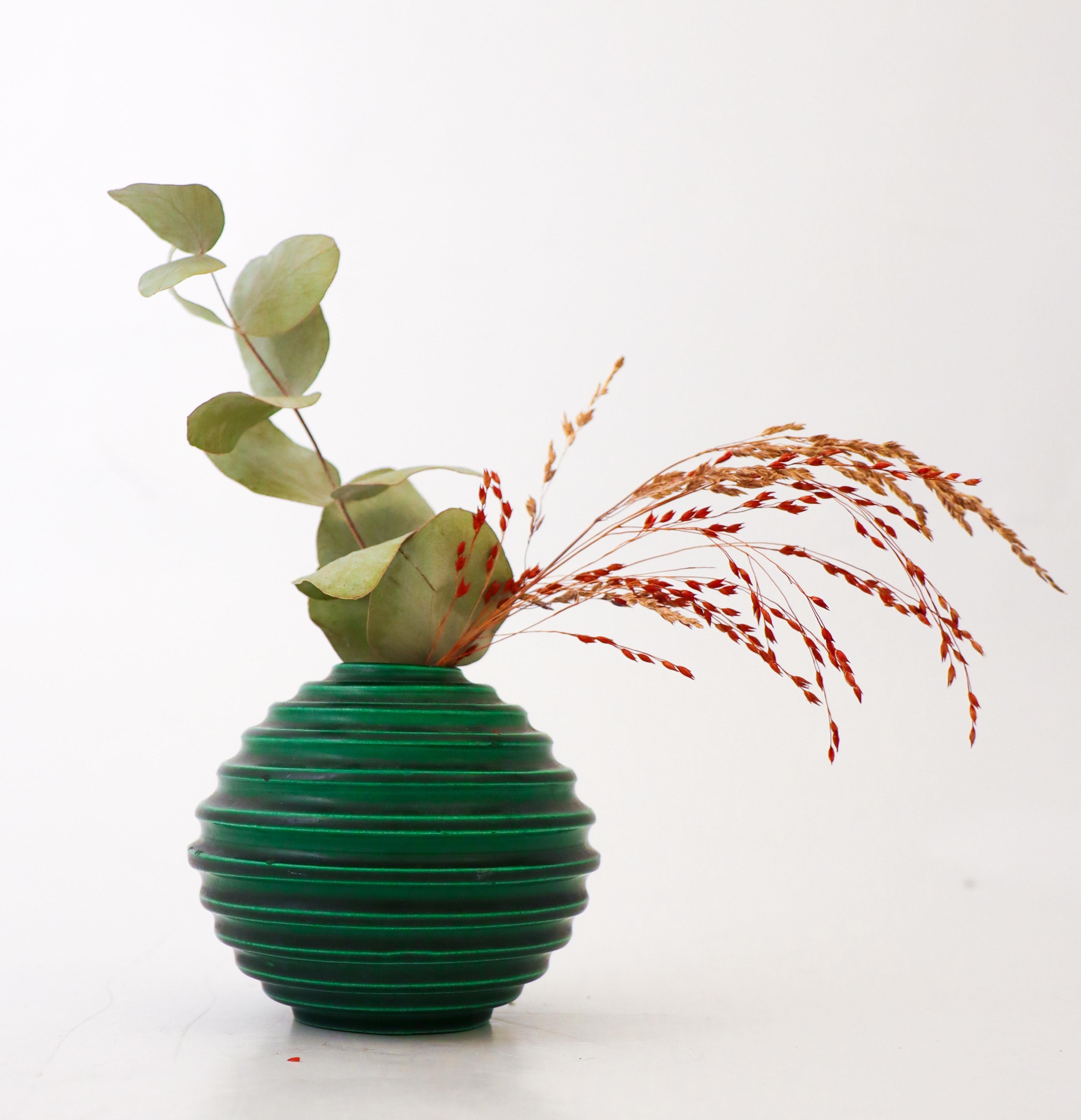 Un vase globuleux conçu par Ewald Dahlskog chez Bo Fajans à Gefle dans les années 1930. Ce vase a été présenté pour la première fois à l'exposition de Stockholm en 1930, qui a marqué le début du fonctionnalisme. Le vase est recouvert d'une belle