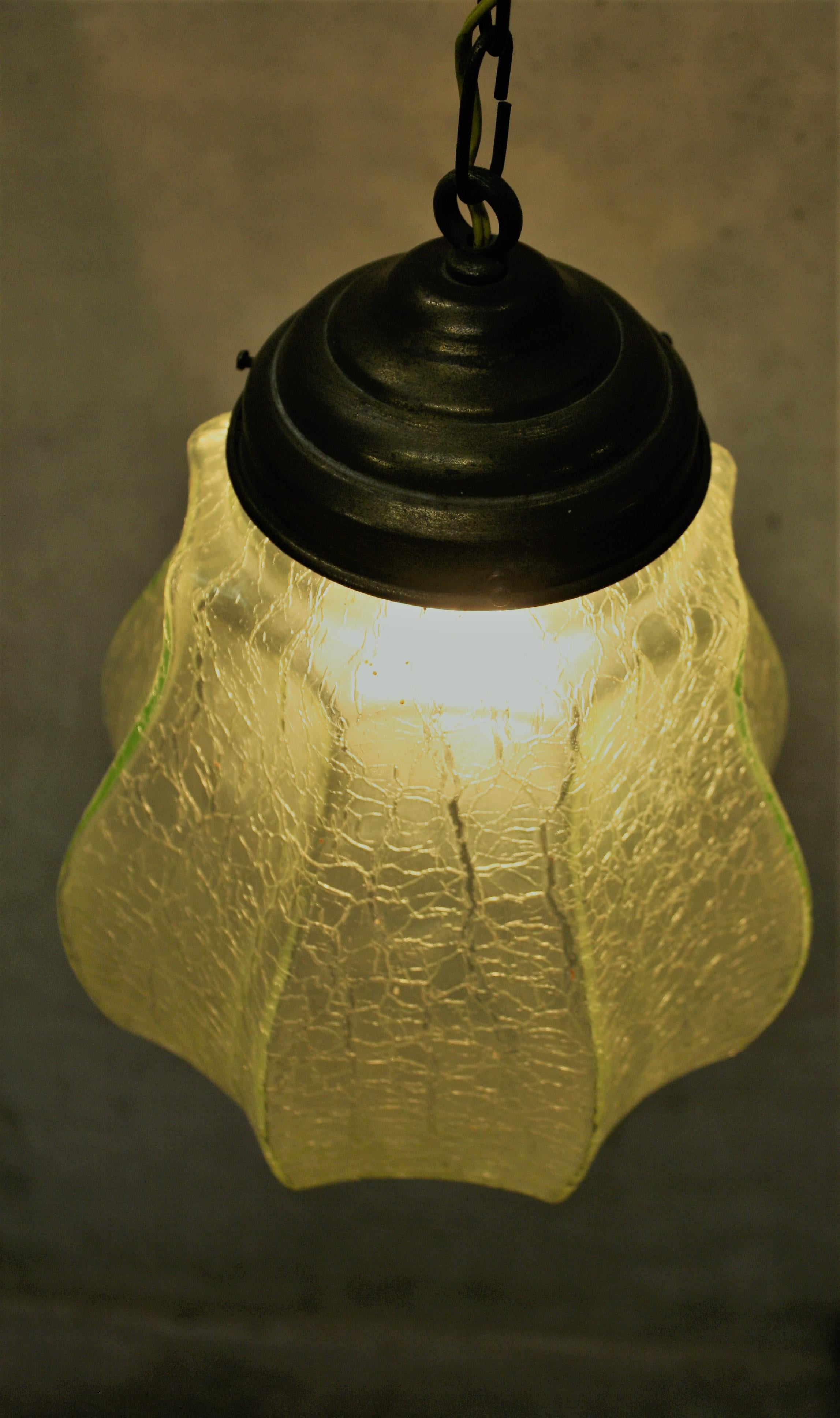 Charming green crackle glass Art Deco hallway light. 

The lamp emits a warm light.

Original copper shade holder and canopy. 

Tested and ready for use.

1930s, France. 

Dimensions:
Height 50 cm/ 19