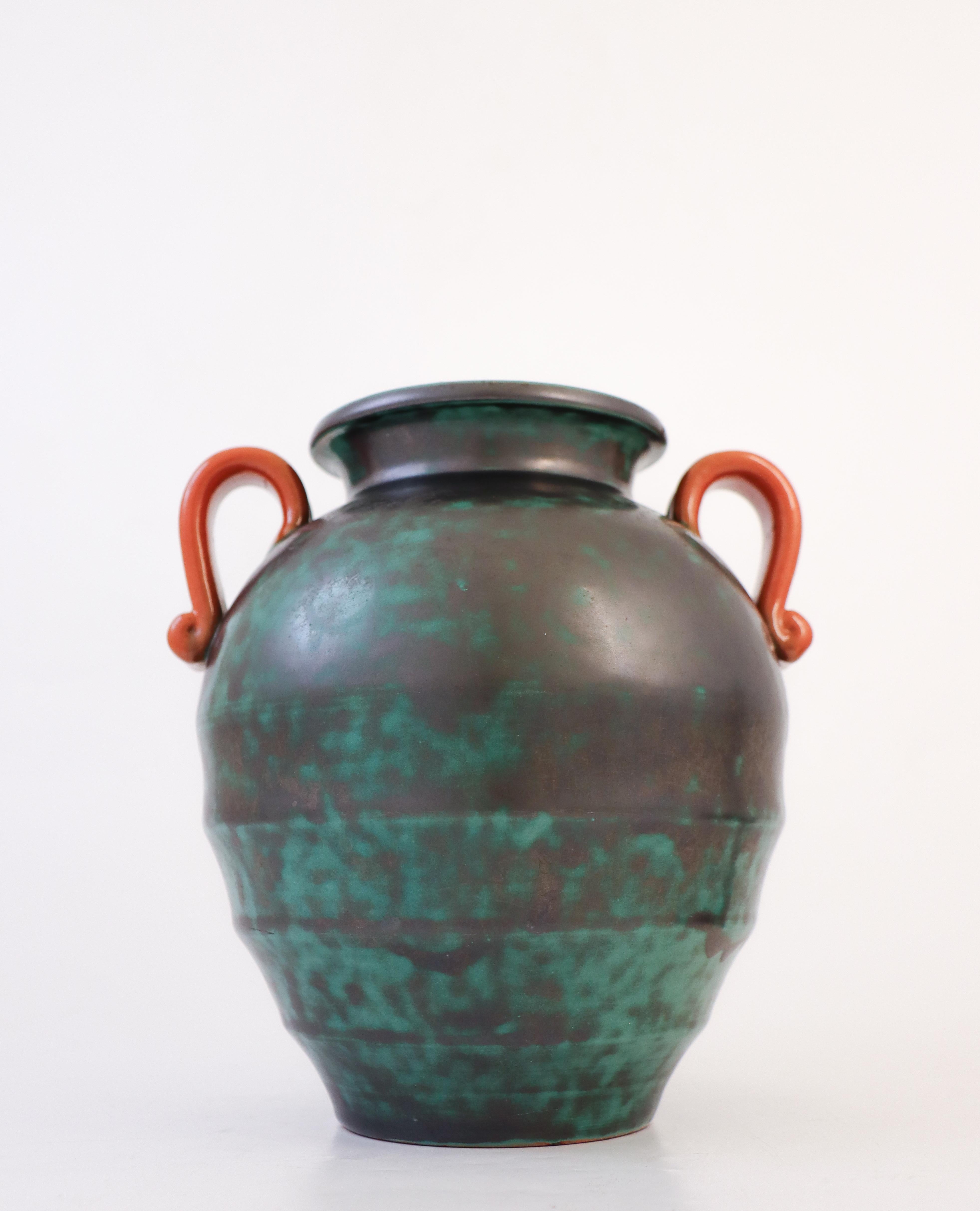 Scandinave moderne Vase Art déco vert, Upsala Ekeby Ostergren, Suède, années 1930, style urne romaine en vente