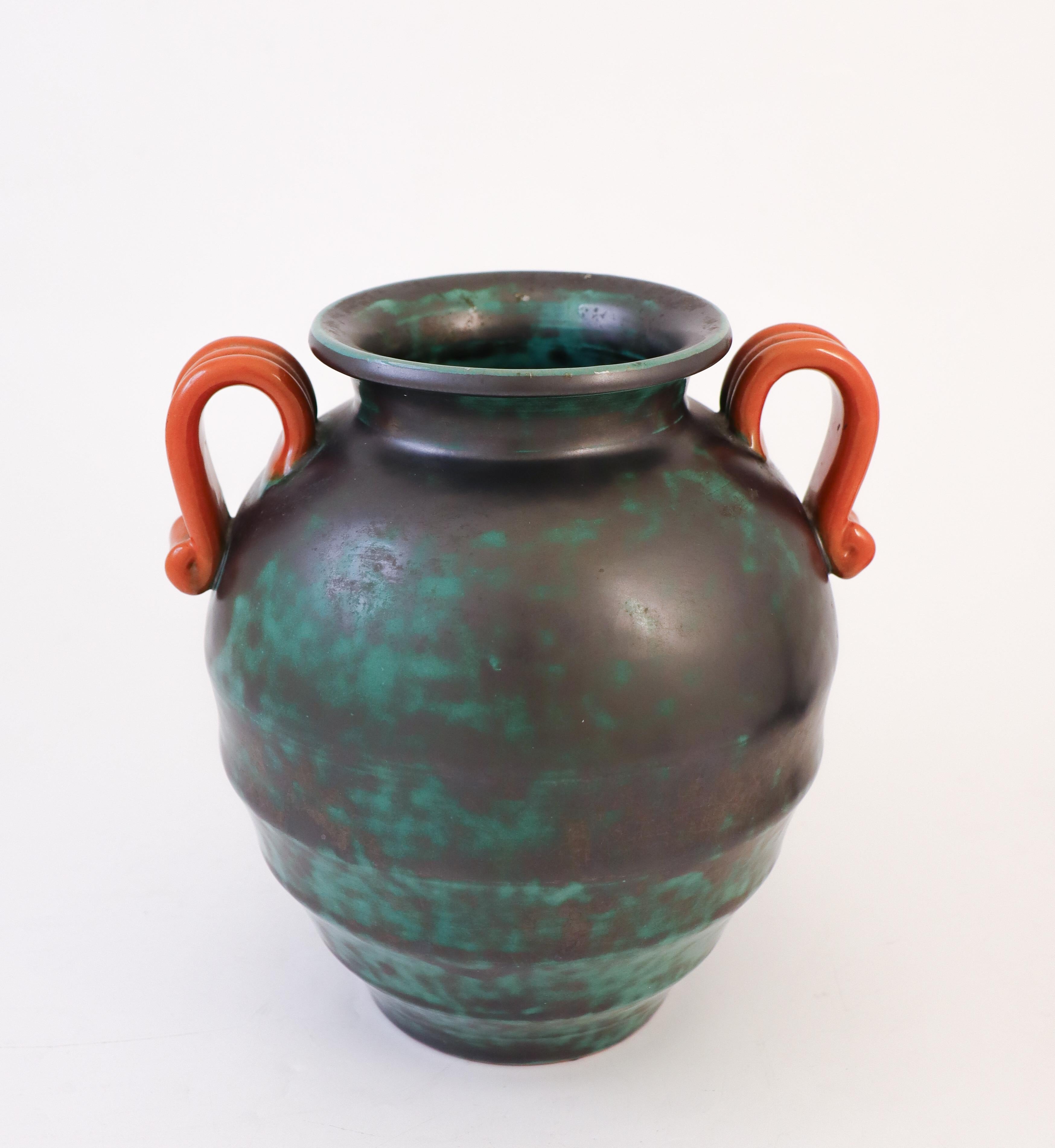 Suédois Vase Art déco vert, Upsala Ekeby Ostergren, Suède, années 1930, style urne romaine en vente