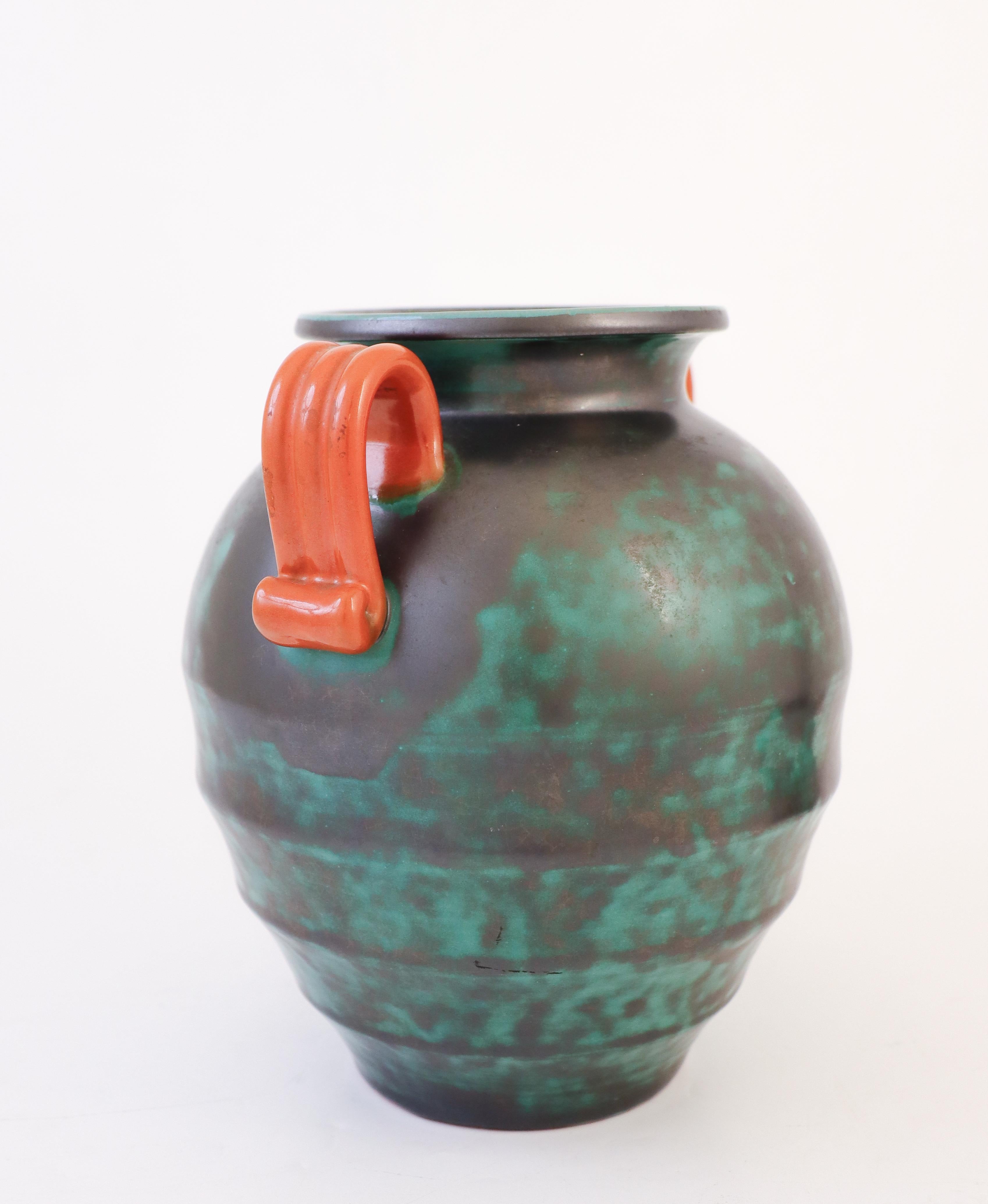 Vase Art déco vert, Upsala Ekeby Ostergren, Suède, années 1930, style urne romaine Excellent état - En vente à Stockholm, SE