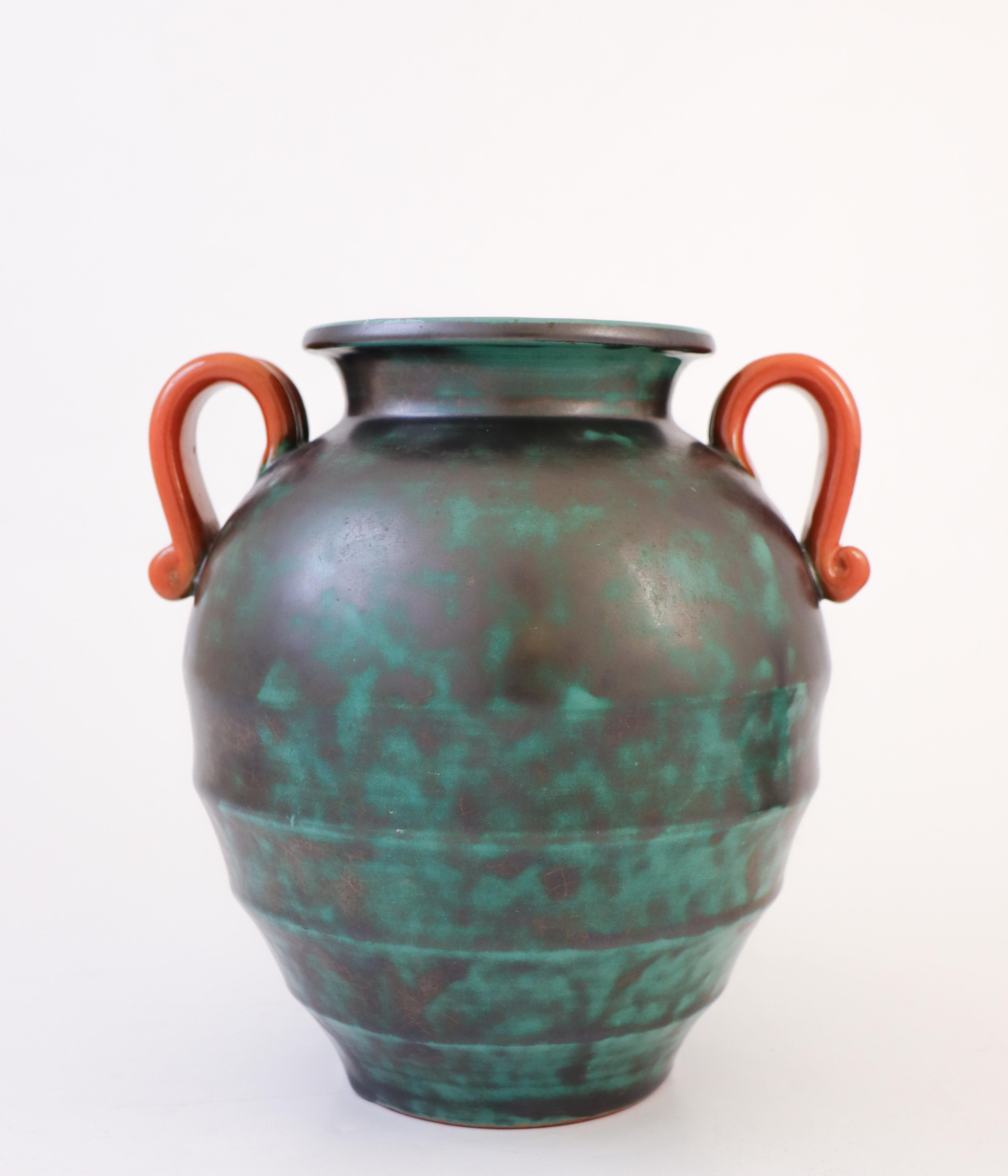 Milieu du XXe siècle Vase Art déco vert, Upsala Ekeby Ostergren, Suède, années 1930, style urne romaine en vente
