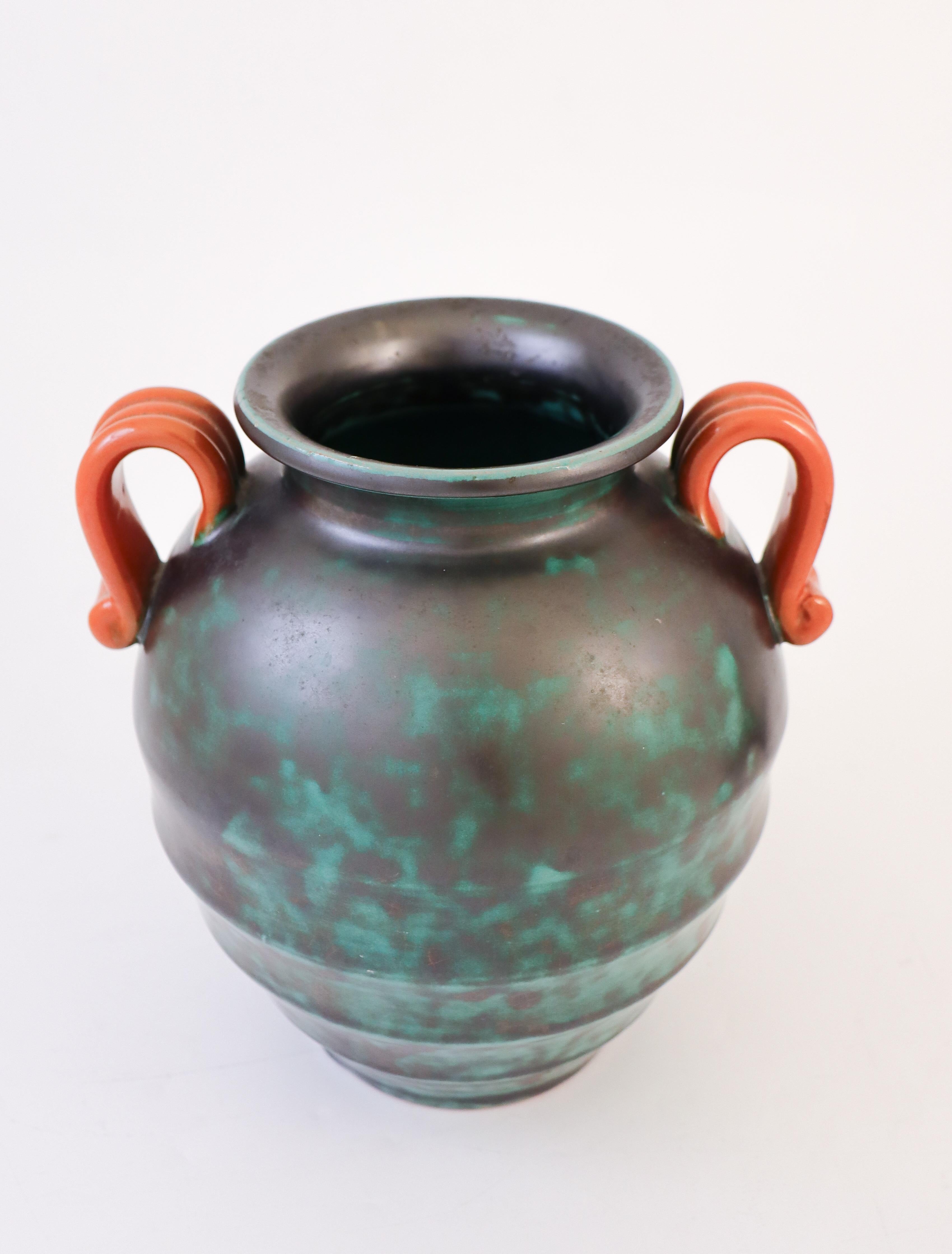 Céramique Vase Art déco vert, Upsala Ekeby Ostergren, Suède, années 1930, style urne romaine en vente