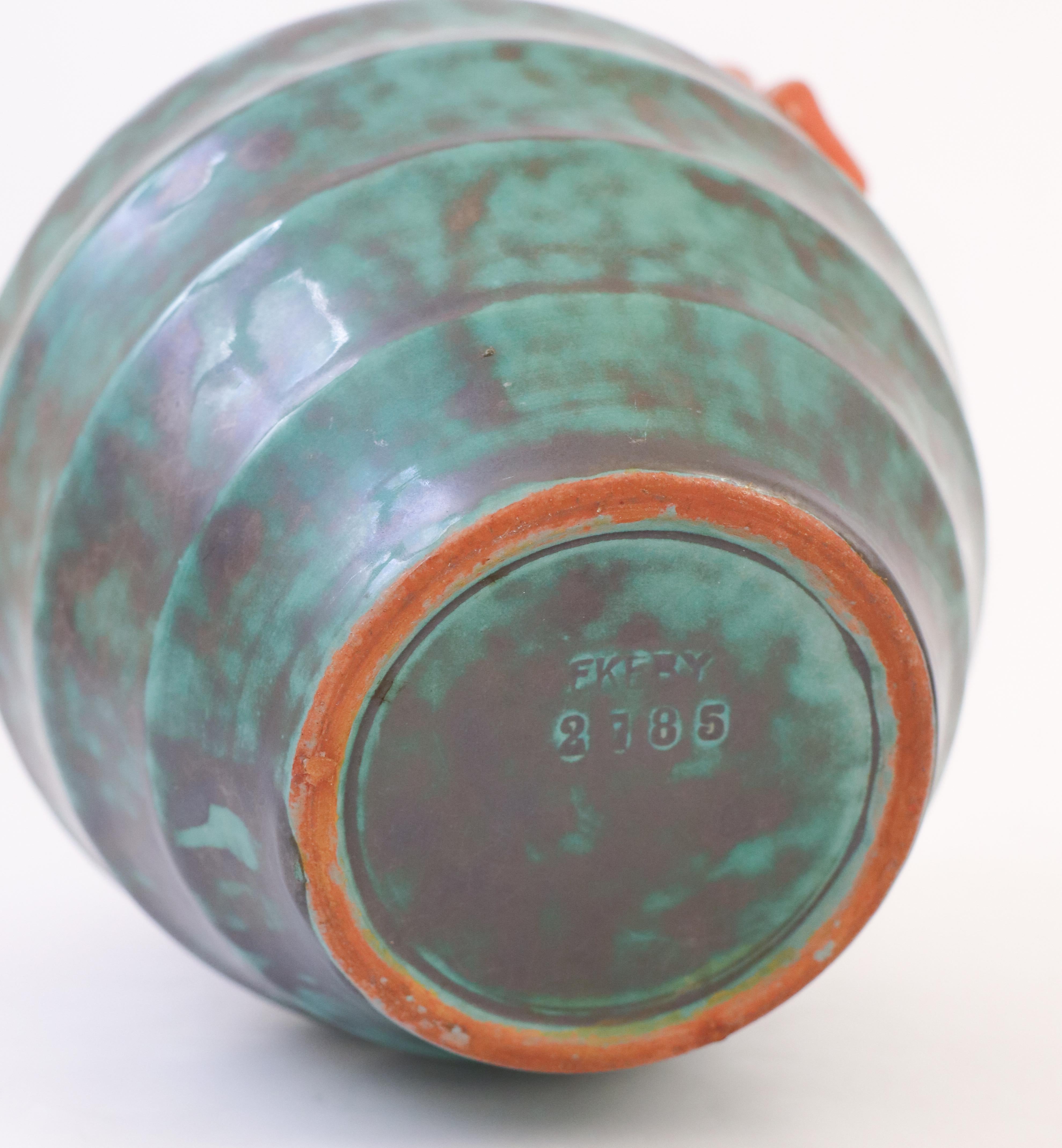 Vase Art déco vert, Upsala Ekeby Ostergren, Suède, années 1930, style urne romaine en vente 1