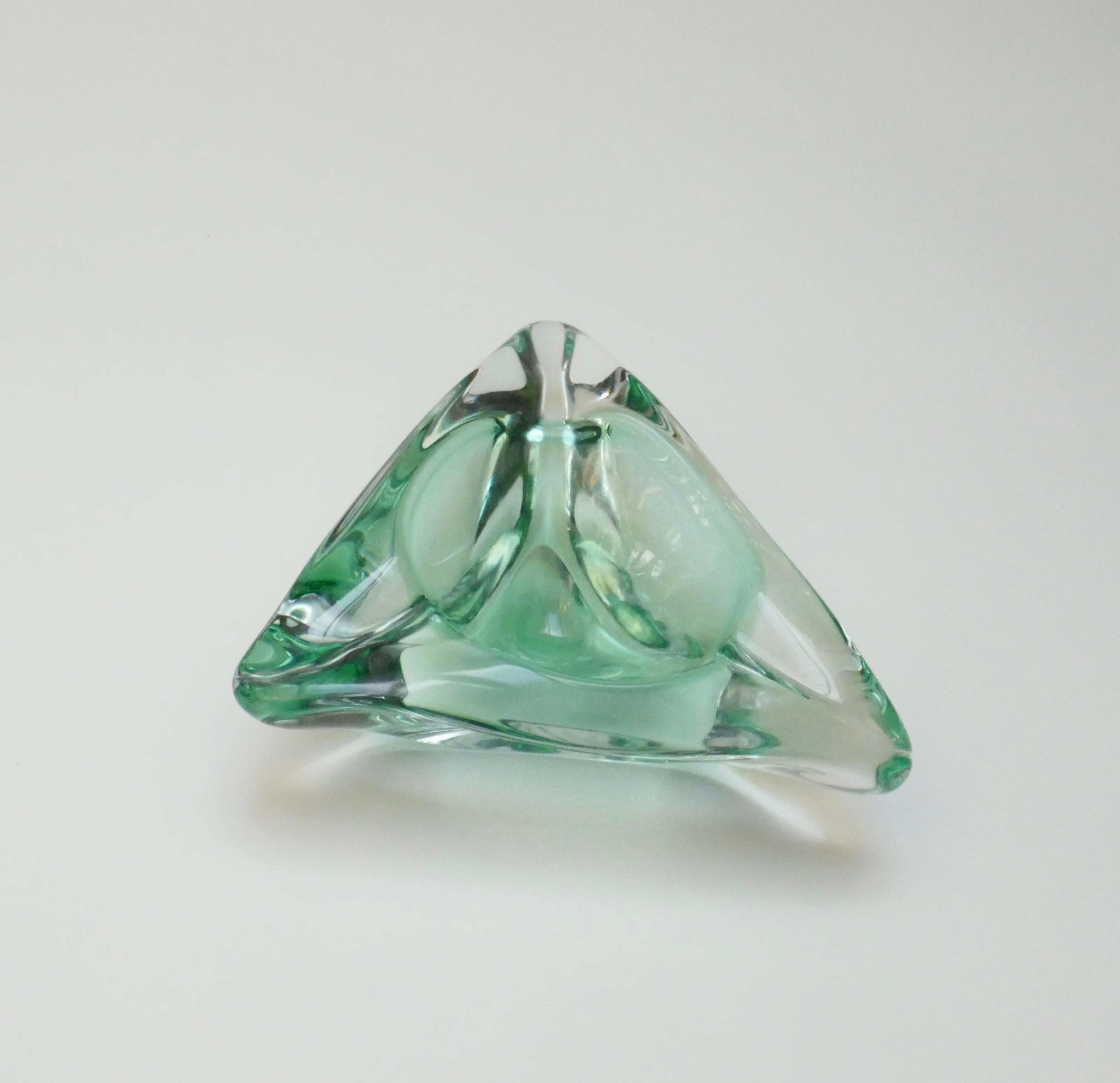 italien Bol triangulaire en verre d'art vert/bol Vide Poche, Murano, Italie, années 1960 en vente