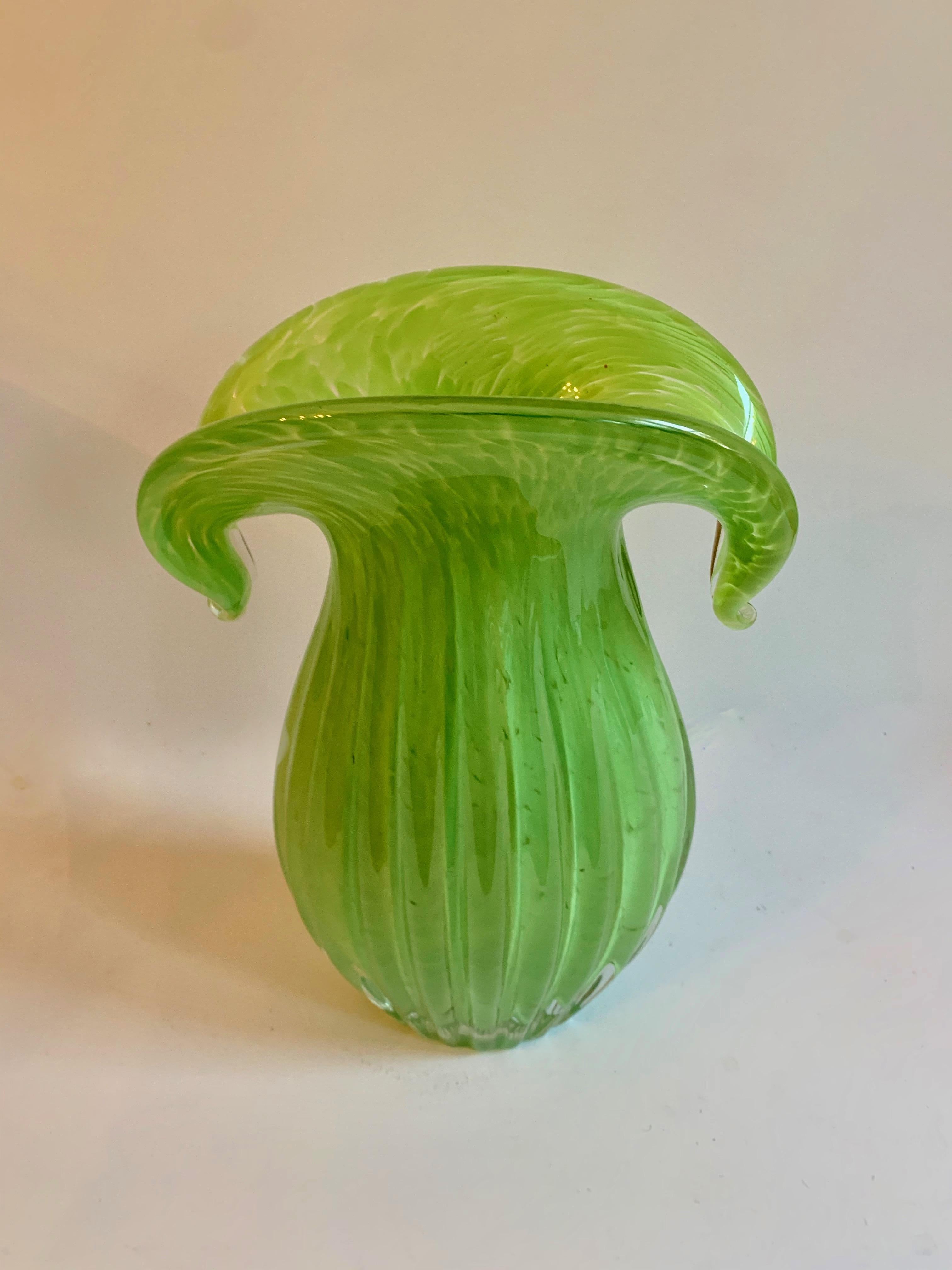 Green Art Glass Vase In Good Condition In Los Angeles, CA
