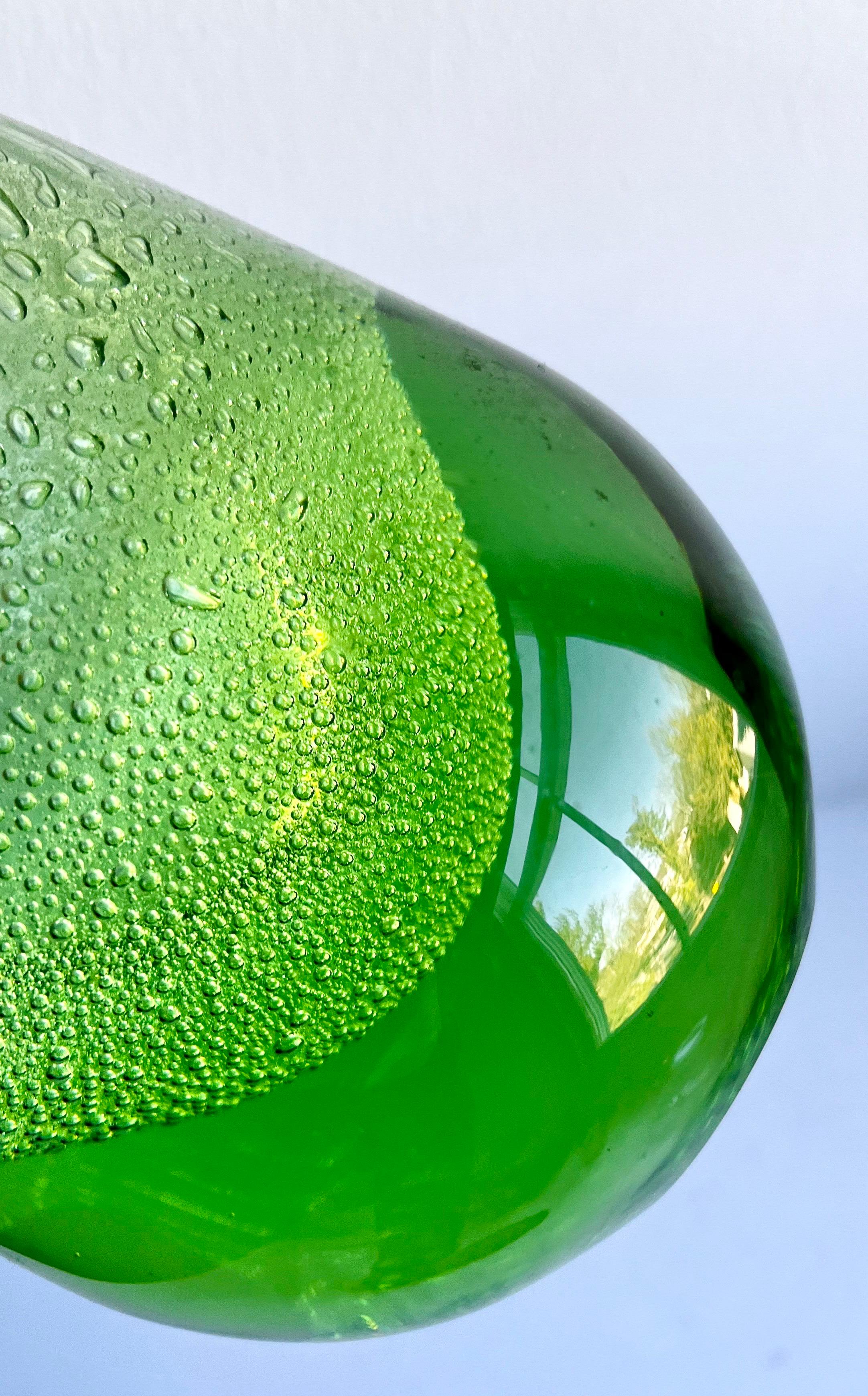 Vaso in vetro artistico verde con bolle, scandinavo, anni '50 circa in vendita 3