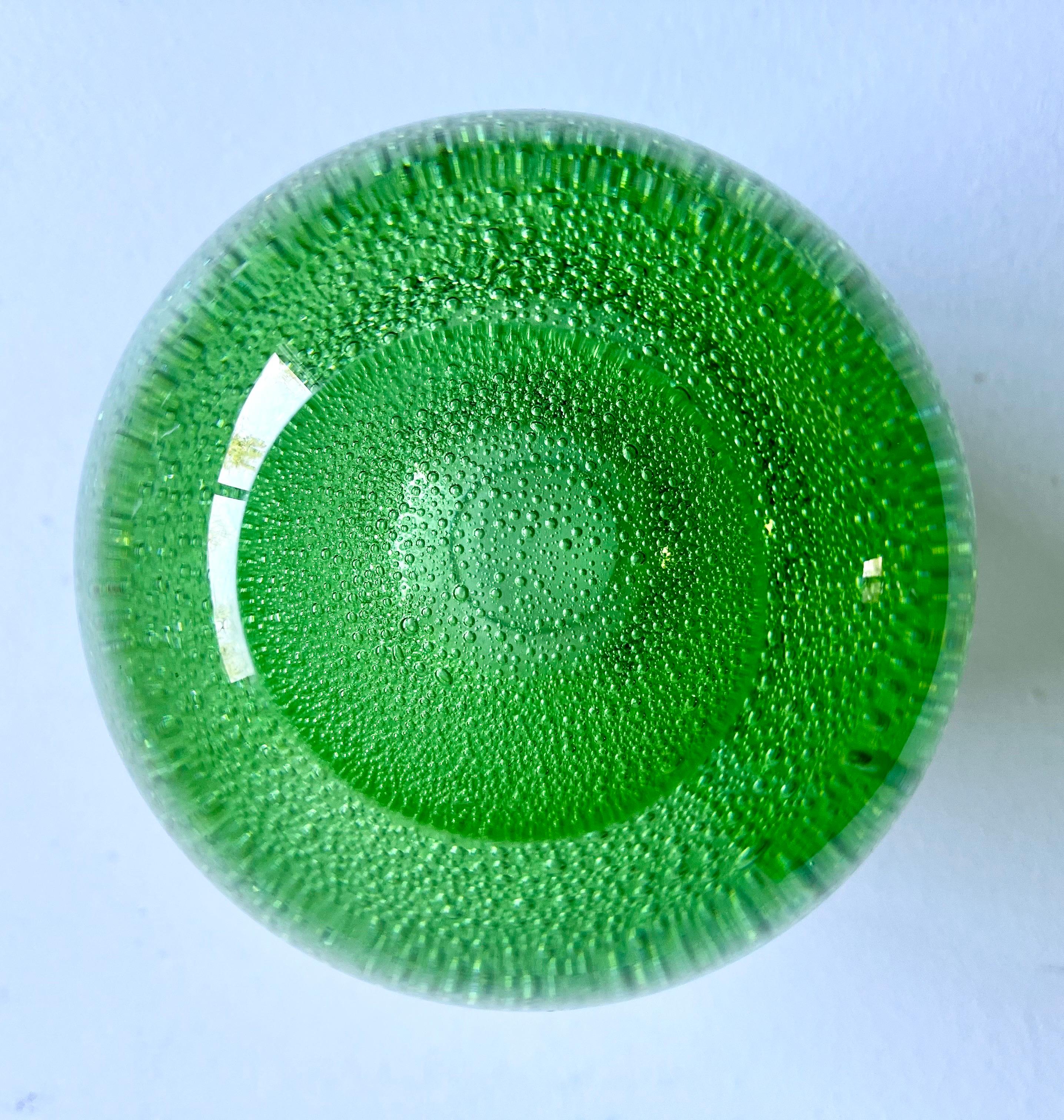 Vaso in vetro artistico verde con bolle, scandinavo, anni '50 circa in vendita 4