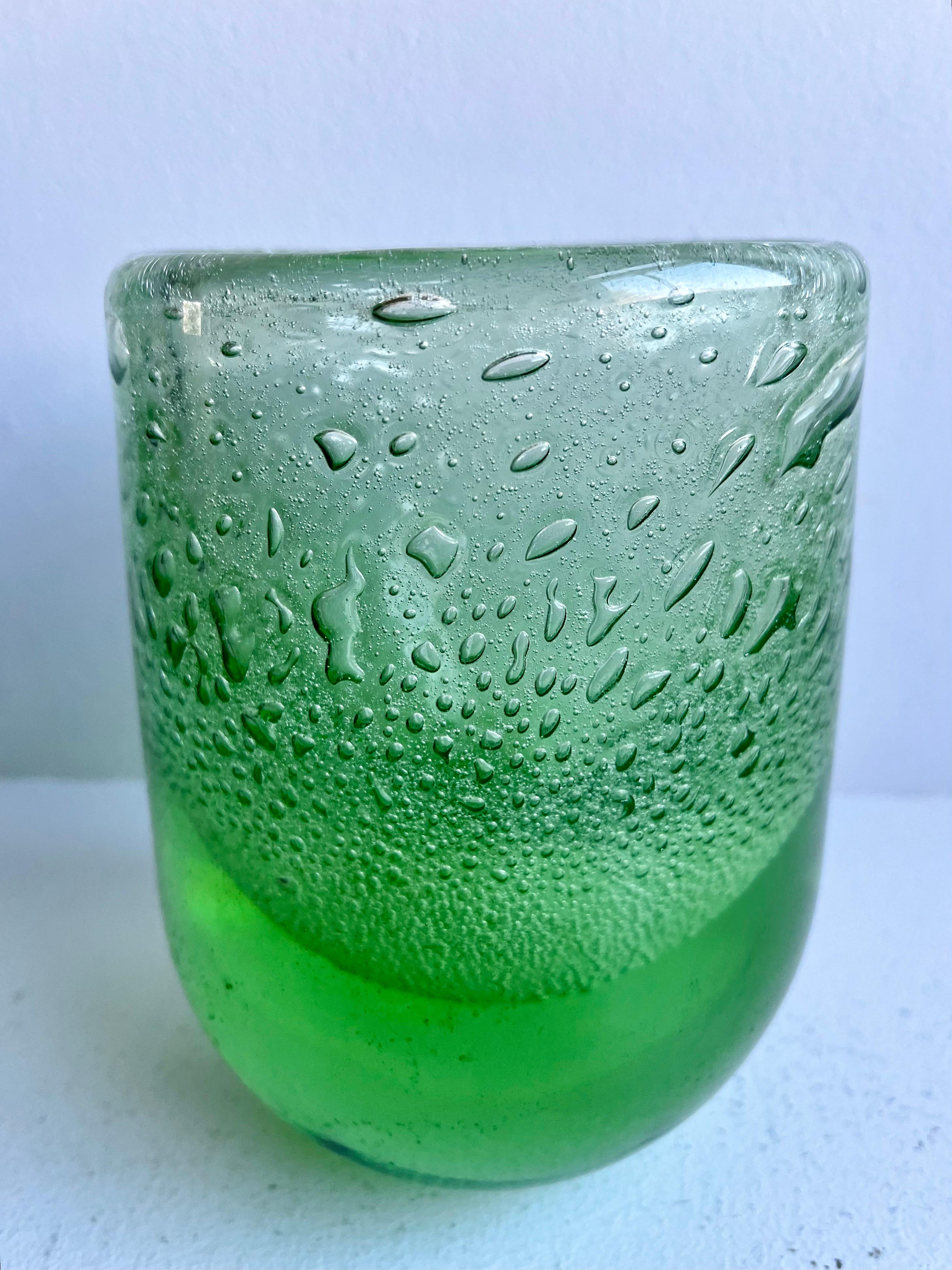 Vaso in vetro artistico verde con bolle, scandinavo, anni '50 circa in vendita 6