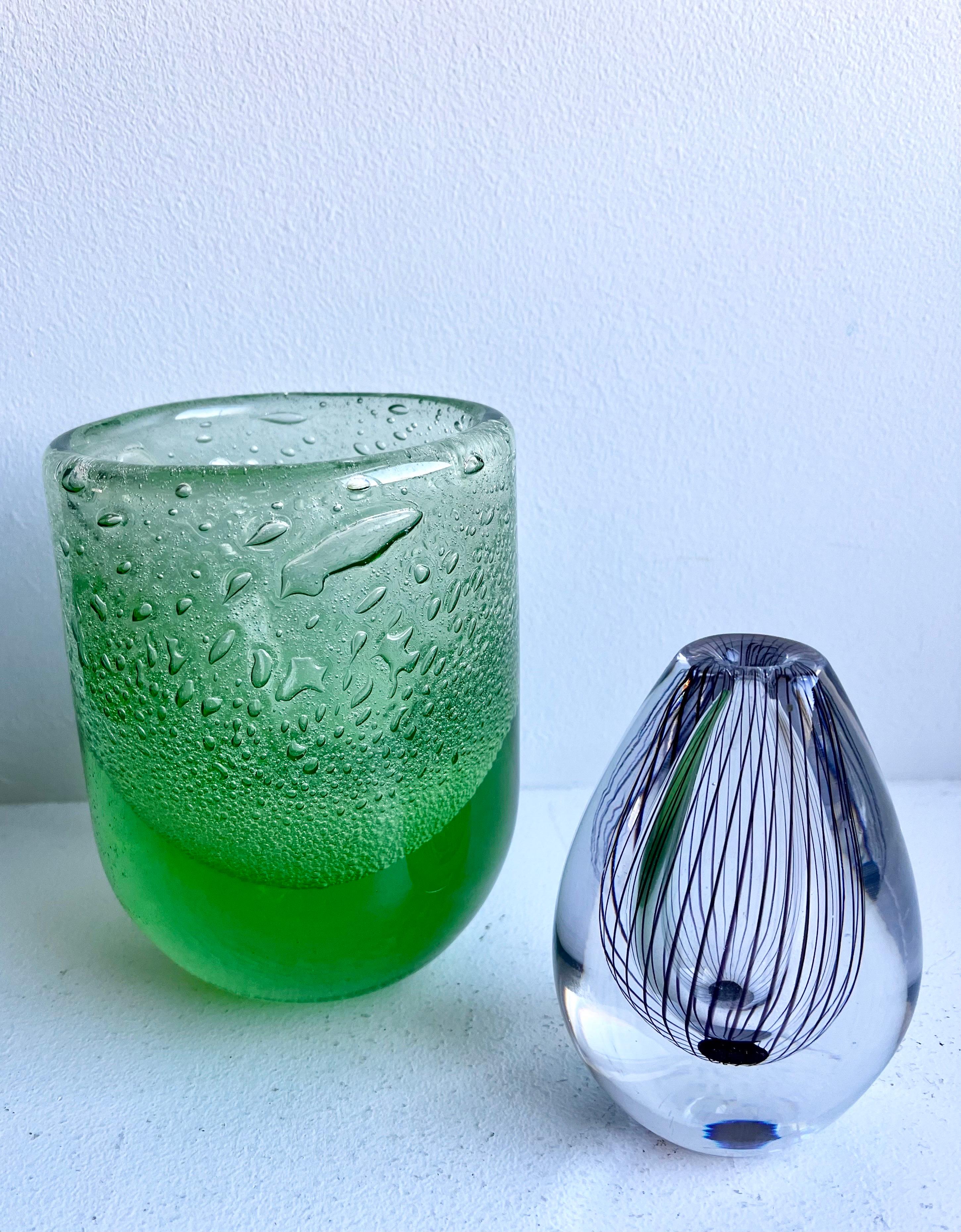 Vaso in vetro artistico verde con bolle, scandinavo, anni '50 circa in vendita 7