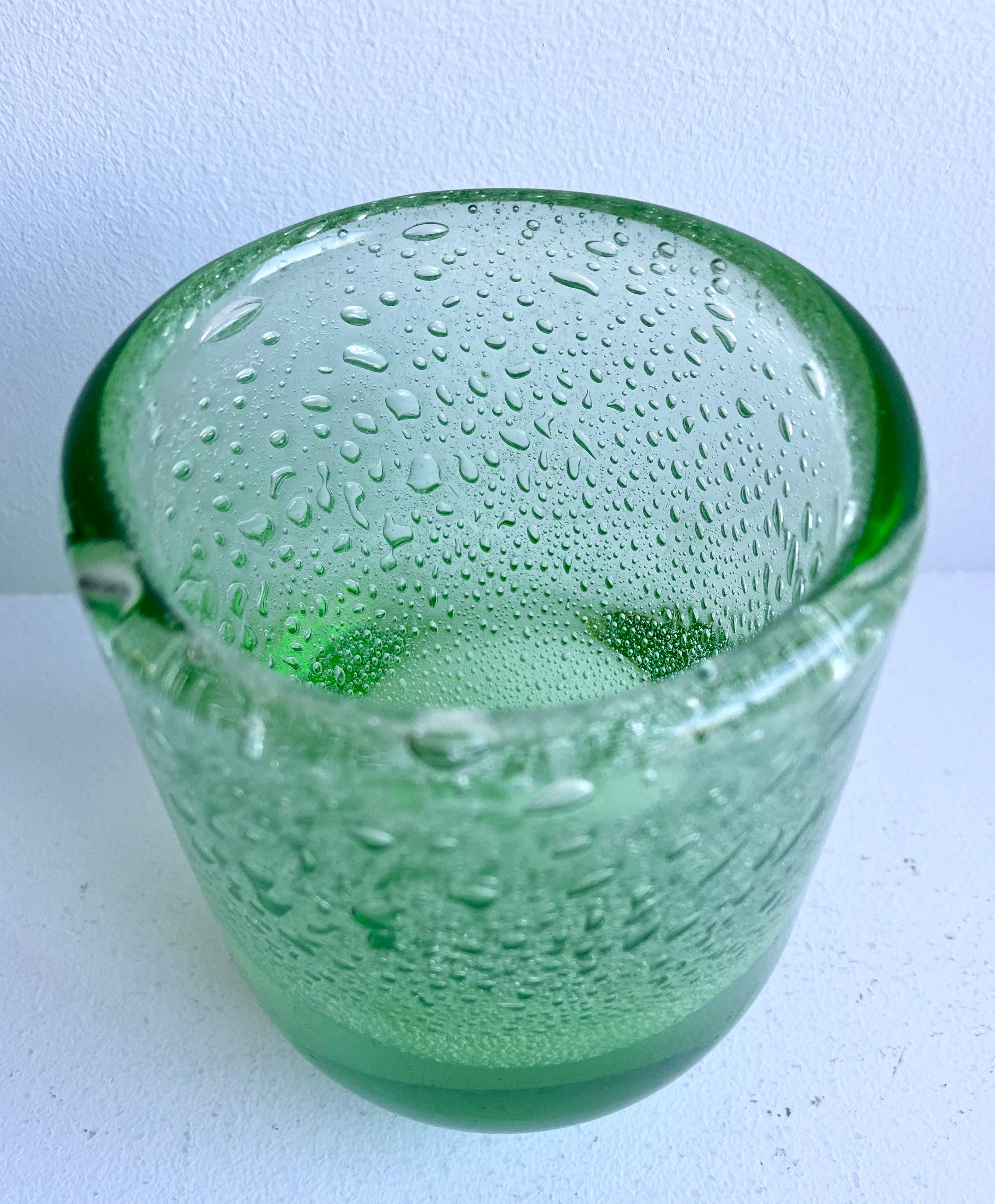 Mid-Century moderno Vaso in vetro artistico verde con bolle, scandinavo, anni '50 circa in vendita