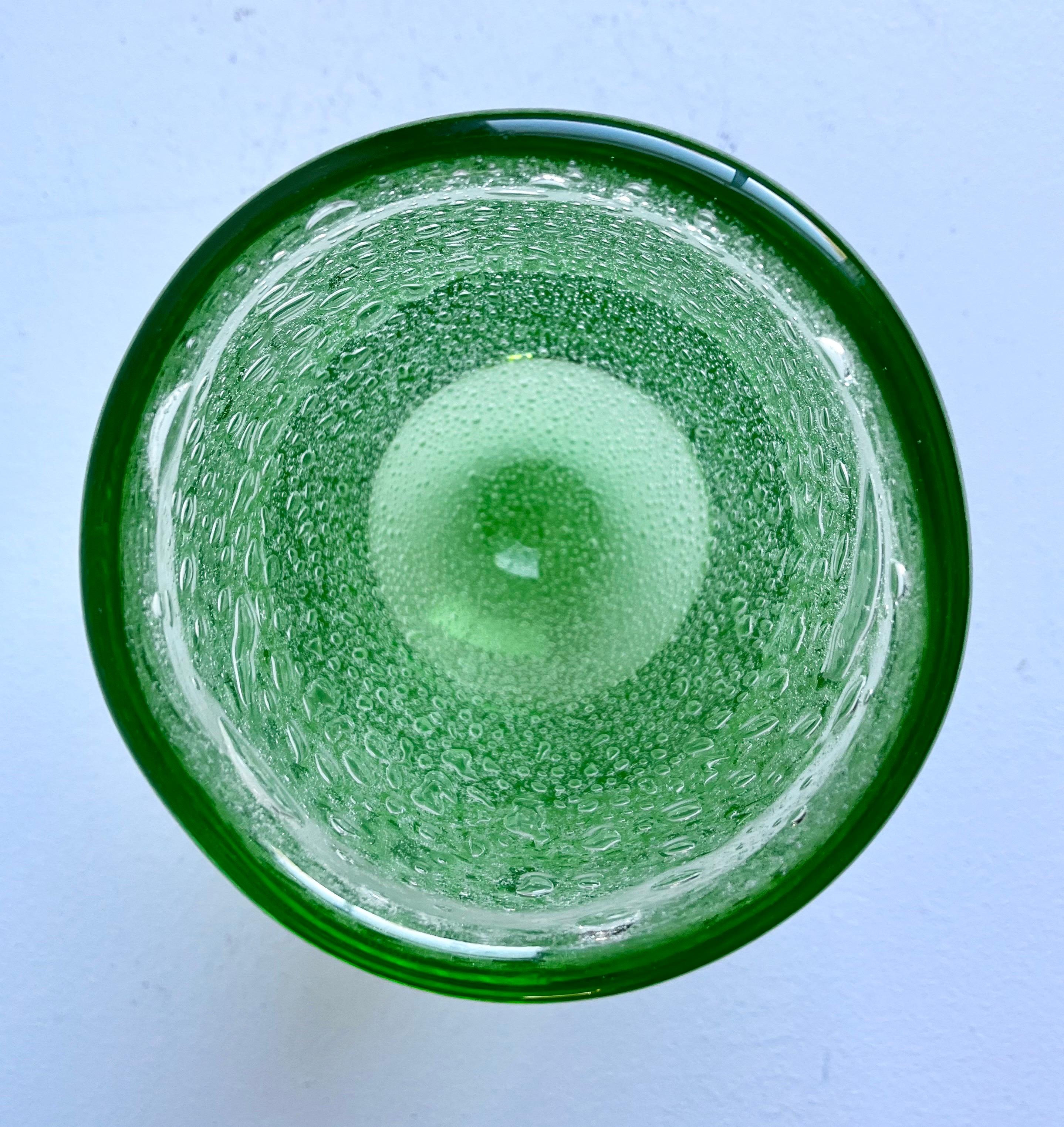 Svedese Vaso in vetro artistico verde con bolle, scandinavo, anni '50 circa in vendita