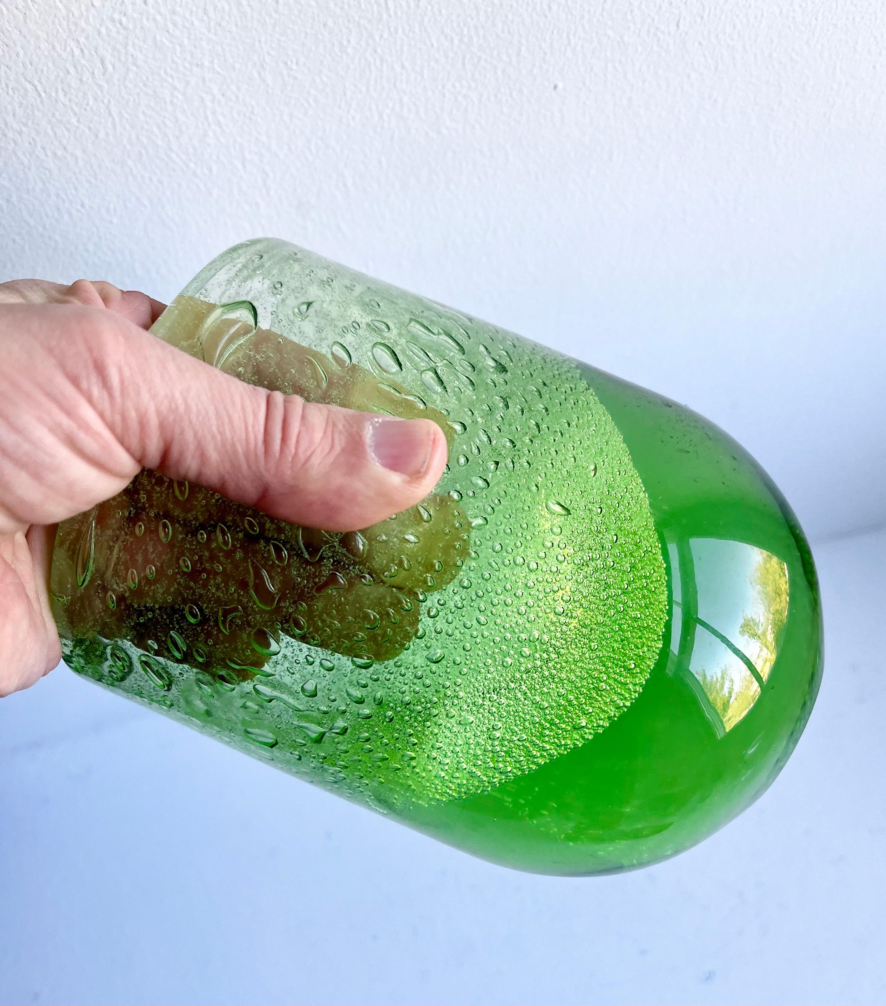 XX secolo Vaso in vetro artistico verde con bolle, scandinavo, anni '50 circa in vendita