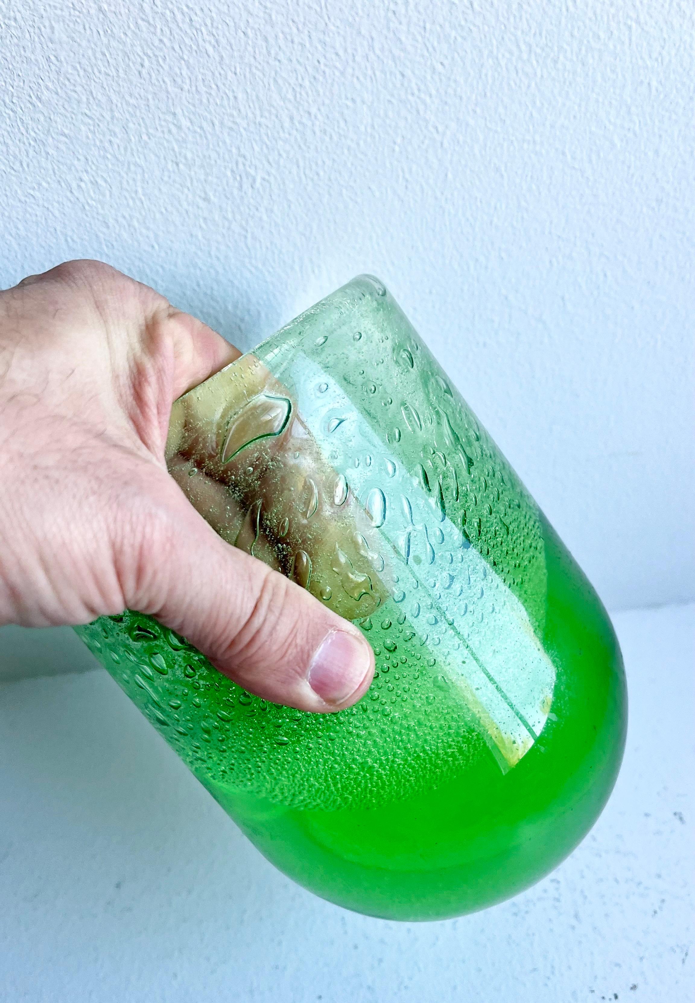 Vetro artistico Vaso in vetro artistico verde con bolle, scandinavo, anni '50 circa in vendita