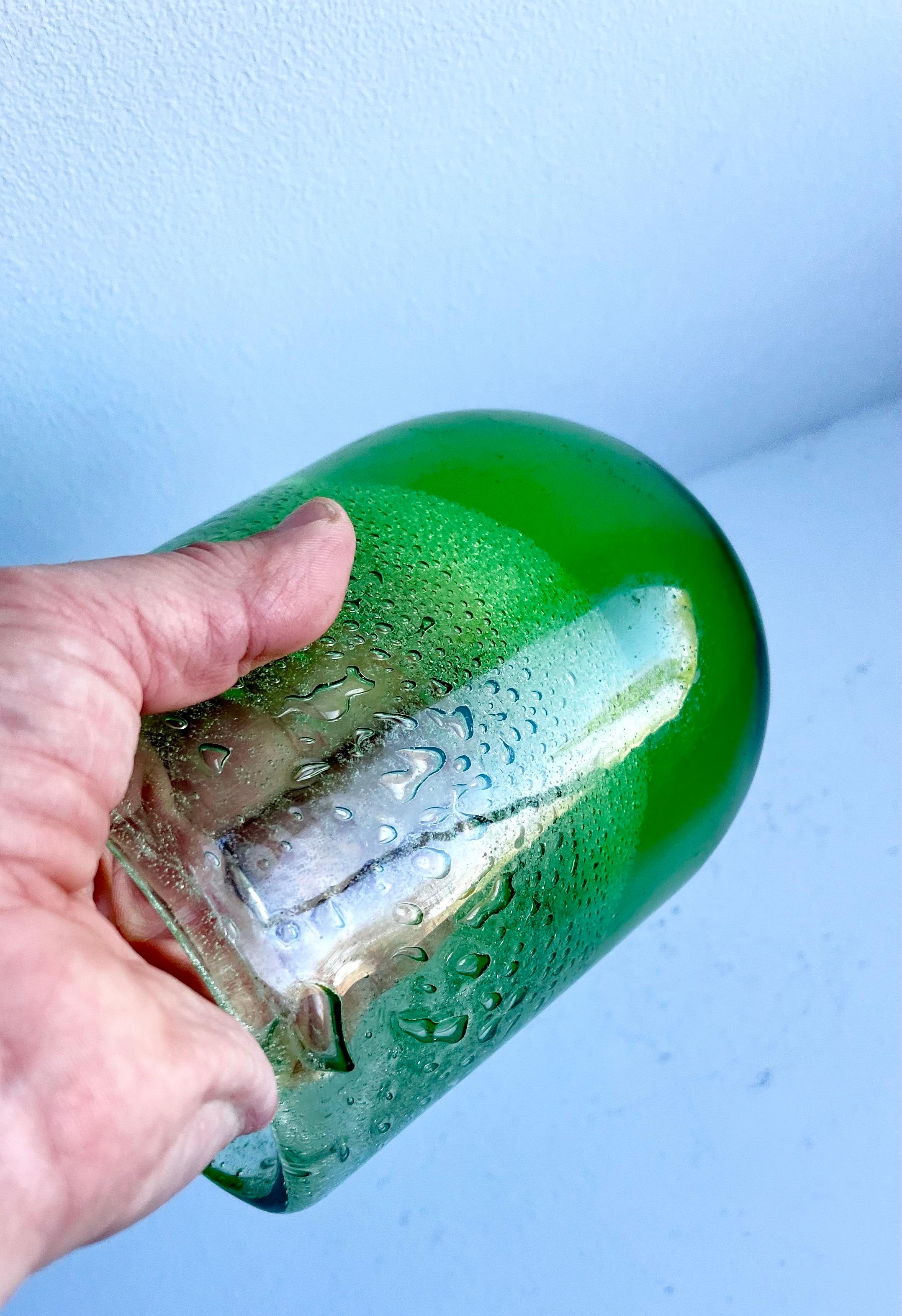 Vaso in vetro artistico verde con bolle, scandinavo, anni '50 circa in vendita 1