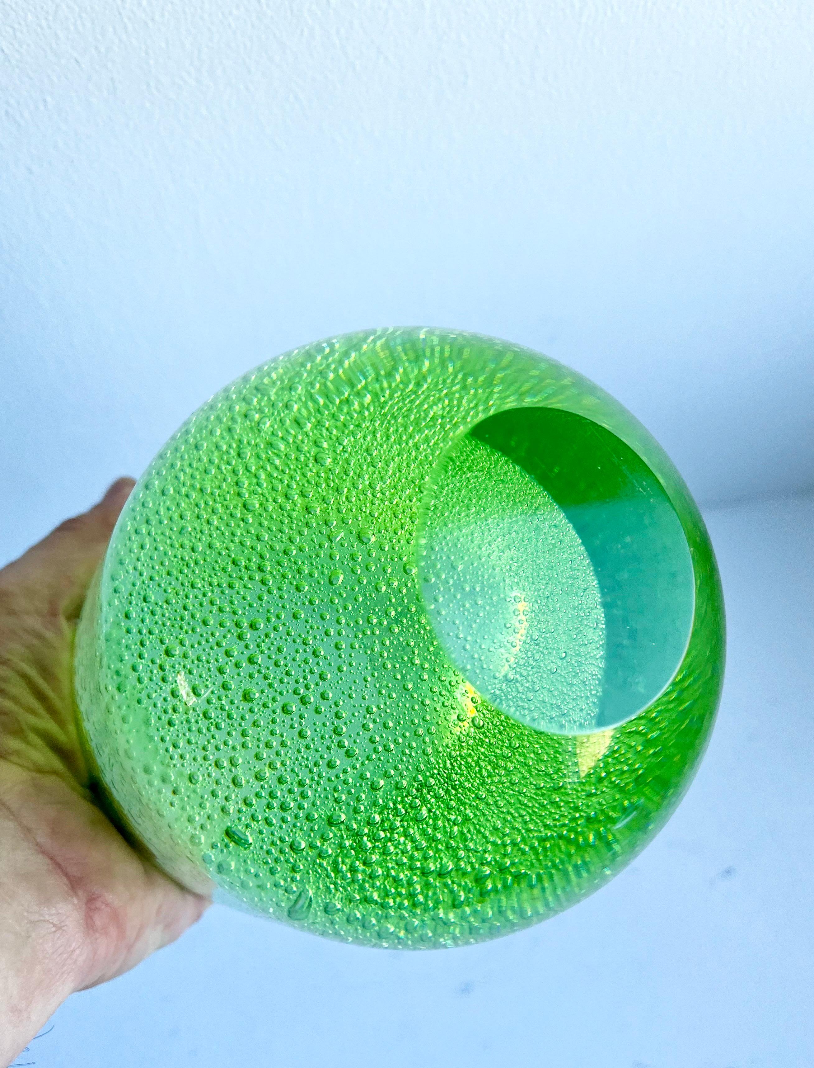 Vaso in vetro artistico verde con bolle, scandinavo, anni '50 circa in vendita 2