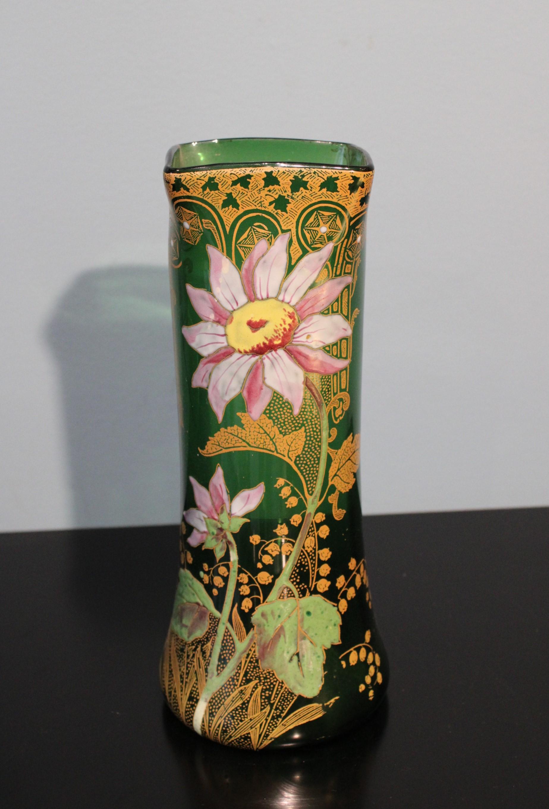 Vase aus grünem Glas, Jugendstil.
Um 1900.
Emailliertes und vergoldetes Dekor.