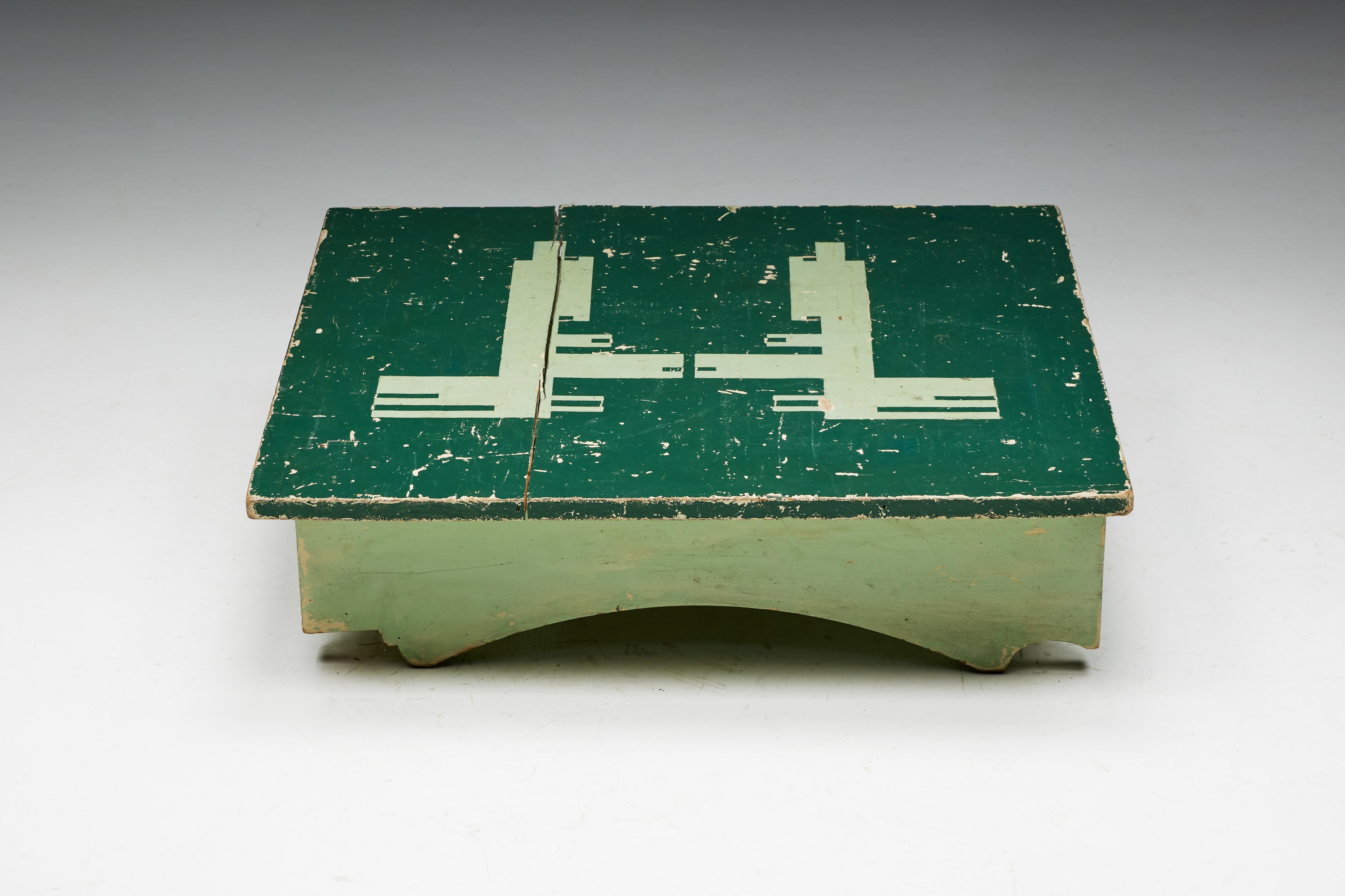 Table basse du XIXe siècle en France, ornée de différentes nuances de vert. Le plateau de la table est orné d'un motif complexe rappelant les motifs de l'Art déco. De taille parfaite pour tout espace de vie, cette table ajoute une touche de charme
