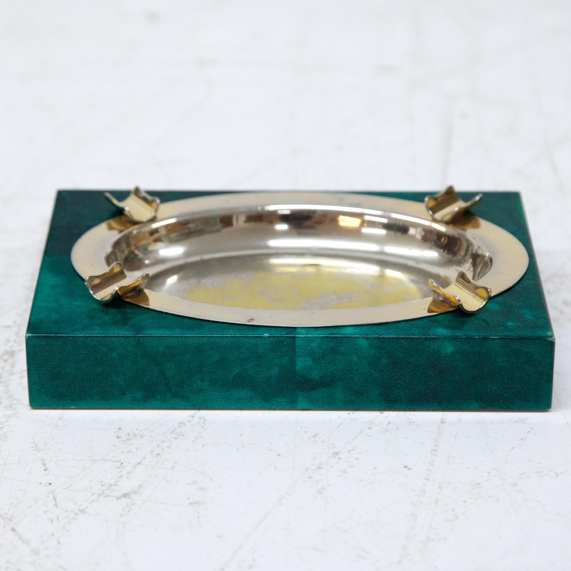 Rectangular ashtray in green covered with goatskin and clear varnish. Brass-plated insert.
 