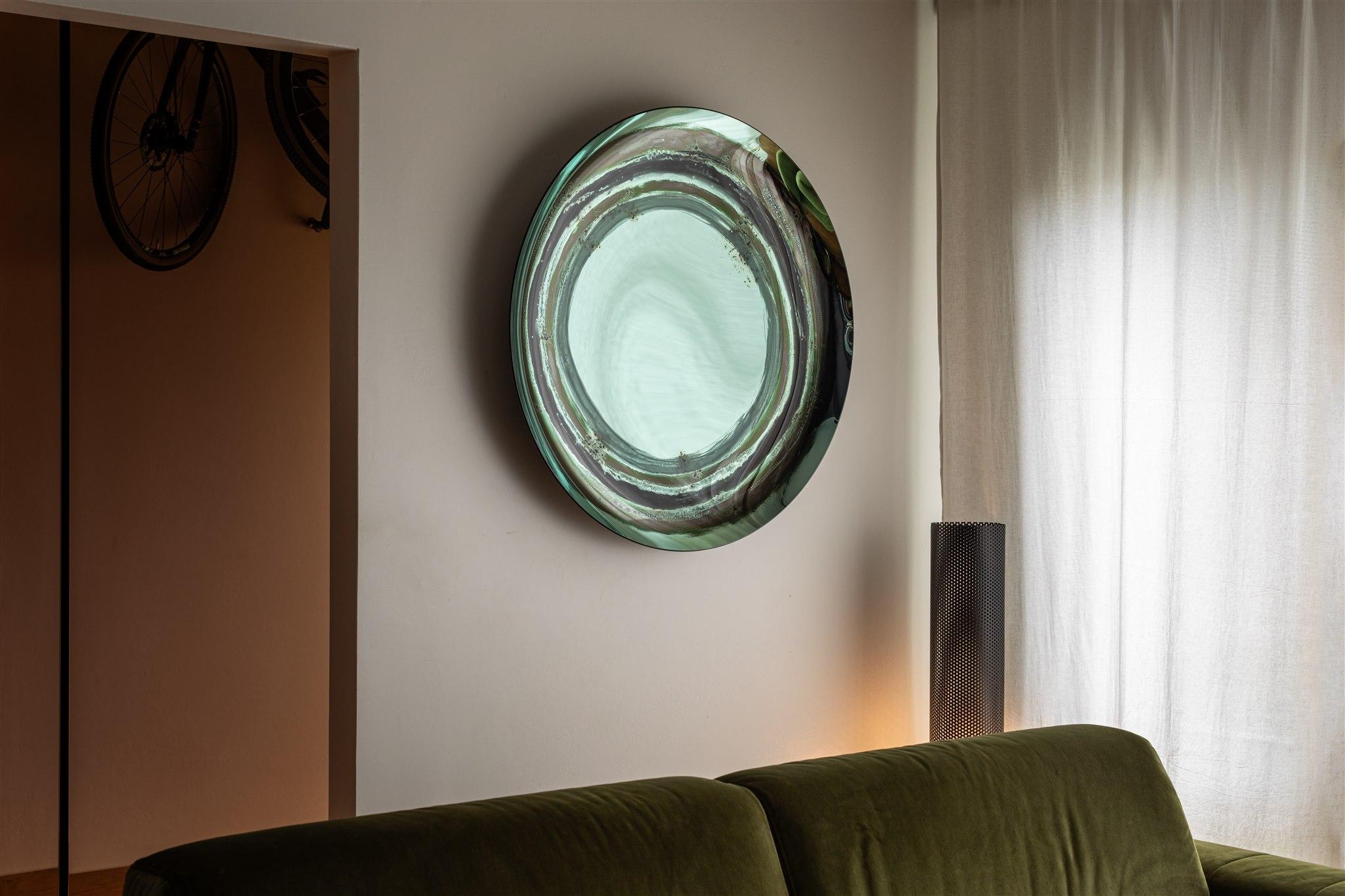 Miroir mural Aura vert par OOM Contemporary Glass
Dimensions : Ø 94,5 cm.
MATERIAL : Émaux cuivreux et céramiques sur verre vert, techniques mixtes.

Découvrez la Collection S/One, où l'art du verre rencontre un design innovant. Cette série unique