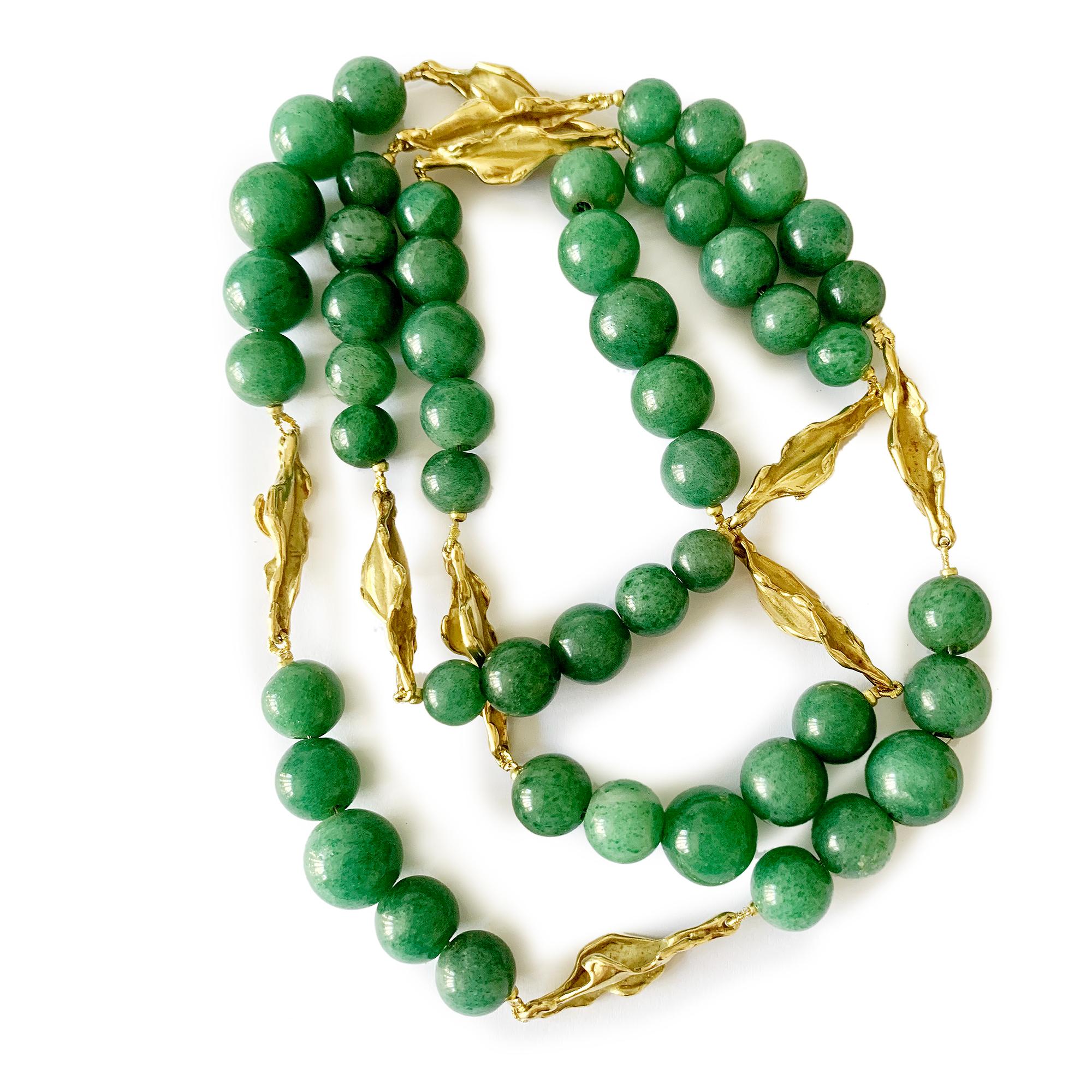 Elegant necklace in green aventurine and 18 karat yellow gold.

50 balls of green aventurine from 13.5 to 11 mm diameter interspersed with elongated 18 karat yellow gold nuggets

The green aventurine owes its color to the inclusions of fuschite in