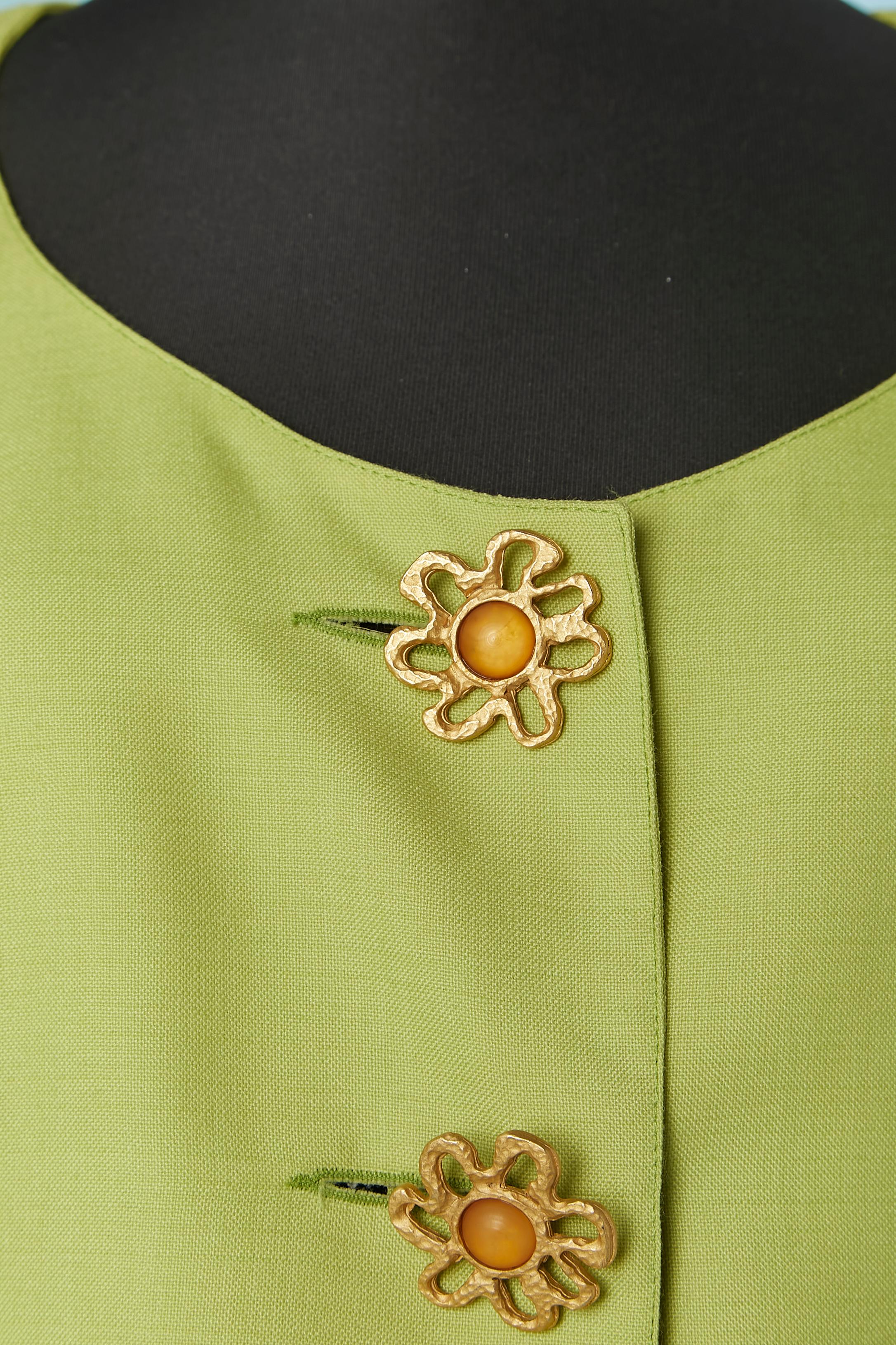 Green backless skirt suit. Main fabric composition: 55% polyester, 45% wool. No information regarding lining composition but probably rayon. 
Gold metal flower's button. Raglan sleeve. 
SIZE : 36 (Fr) for jacket and 38 (Fr) on the skirt but both fit