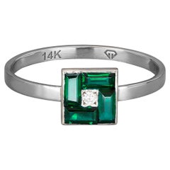 Bague en or 14k avec baguette verte.