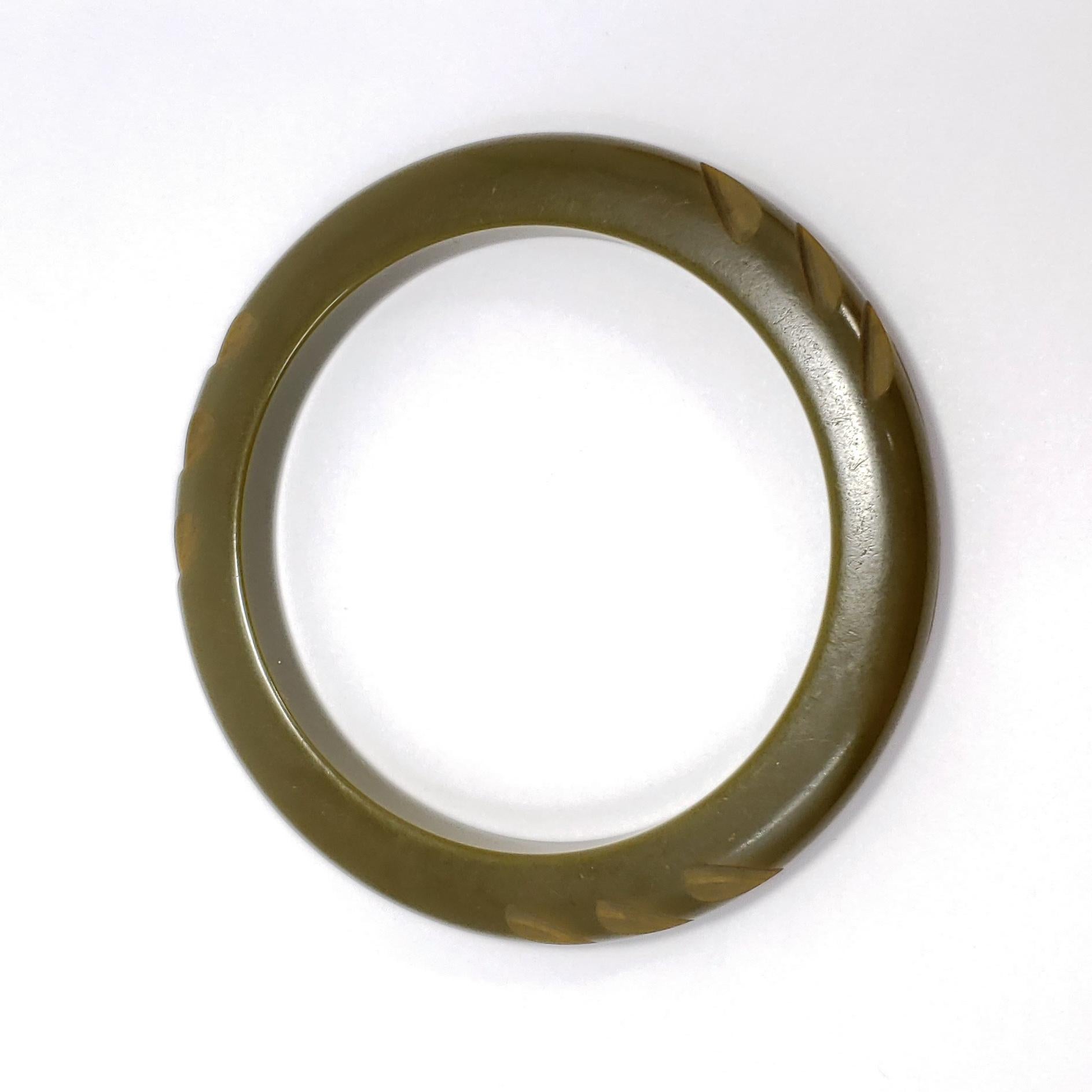 Green Bakelite Carved Accent Bangle Bracelet, Mid 1900s In Good Condition For Sale In Milford, DE