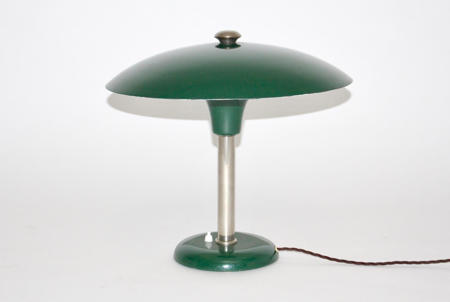 Nous présentons une belle et intéressante lampe de table ou de bureau conçue par Max Schumacher 1934, Allemagne et exécutée par Werner Schröder. Lobenstein, Allemagne.

La lampe de table a été fabriquée en métal chromé et laqué vert. Il est