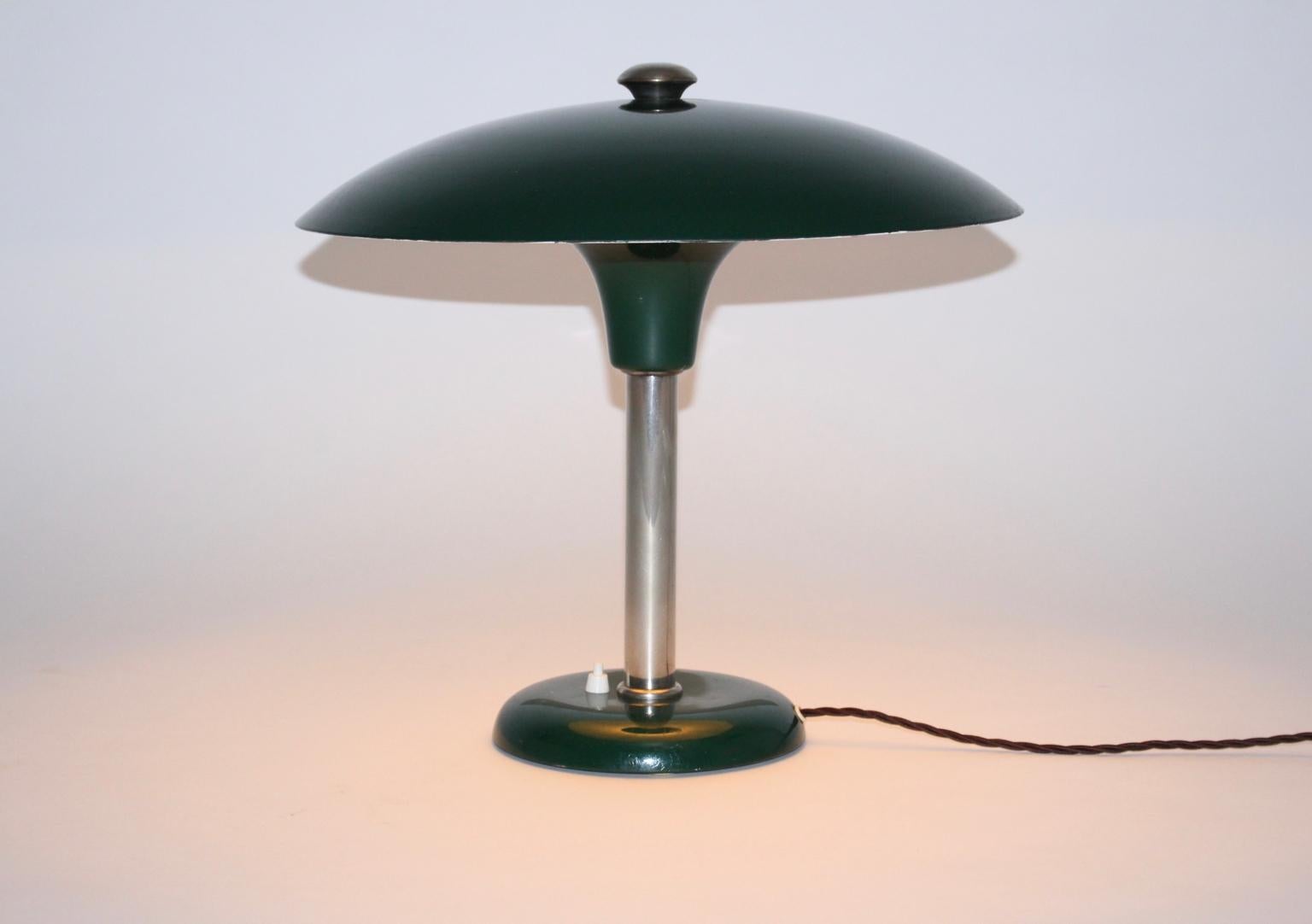 Métal Lampe de bureau vintage Art Déco Bauhaus verte en métal par Max Schumacher, 1934, Allemagne en vente